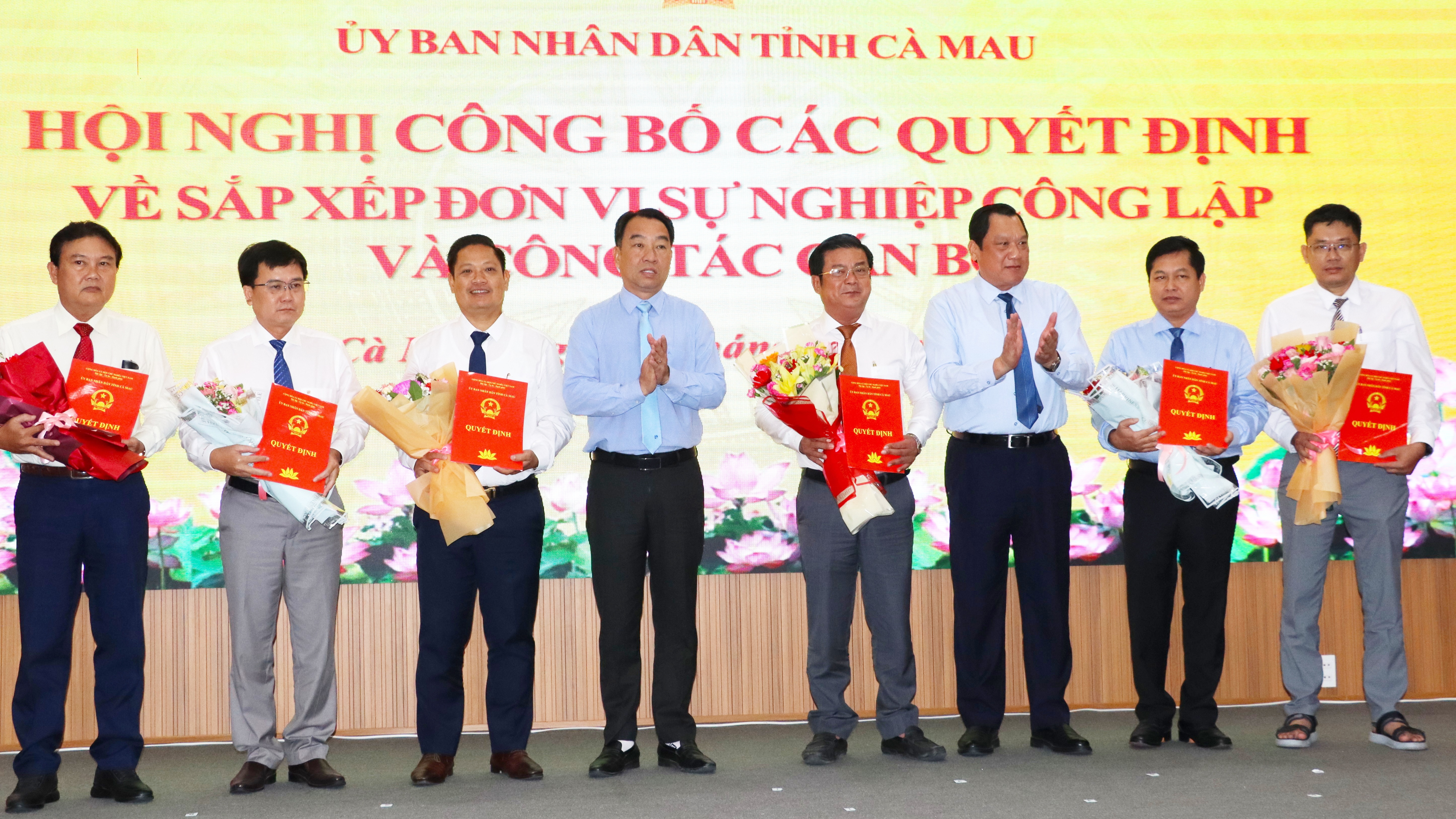 C&agrave; Mau c&ocirc;ng bố gi&aacute;m đốc, ph&oacute; gi&aacute;m đốc Ban quản l&yacute; dự &aacute;n chuy&ecirc;n ng&agrave;nh tỉnh- Ảnh 1.