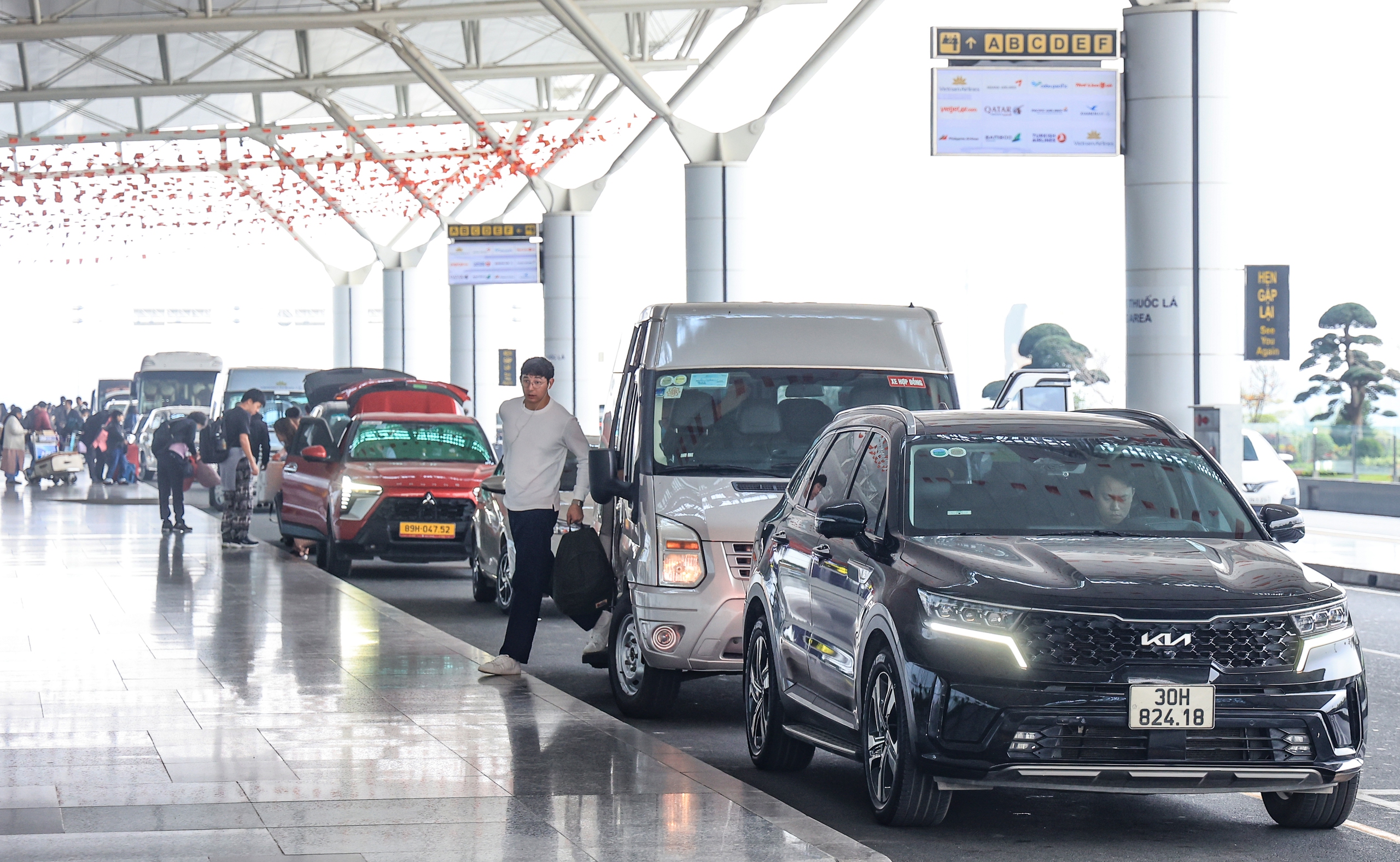 S&acirc;n bay Nội B&agrave;i đ&ocirc;ng nghẹt kh&aacute;ch ng&agrave;y cuối trước kỳ nghỉ Tết Dương lịch 2026- Ảnh 14.