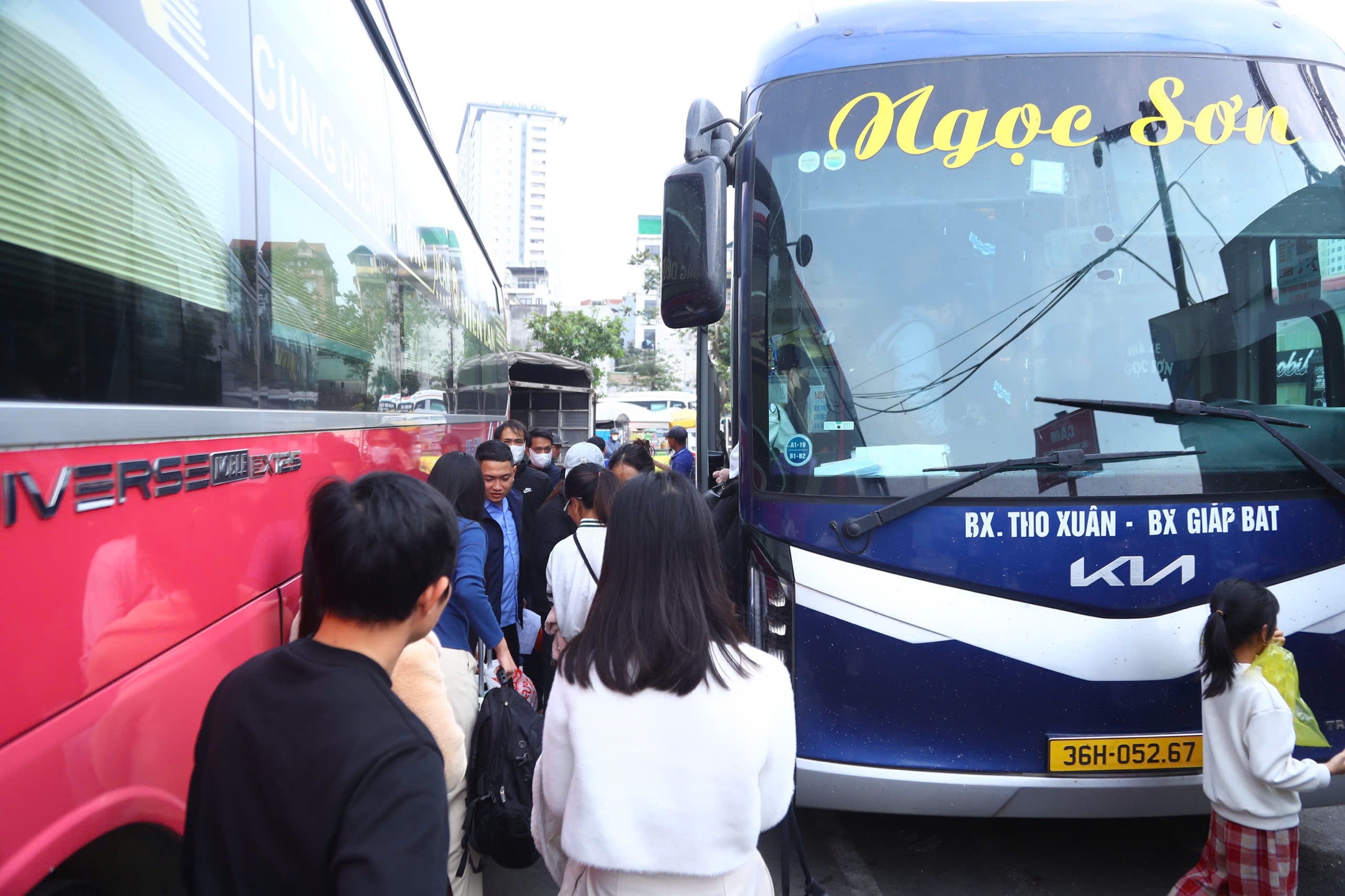 Người d&acirc;n lỉnh kỉnh h&agrave;nh l&yacute;, đổ ra bến xe về qu&ecirc; trước kỳ nghỉ tết Dương lịch- Ảnh 3.