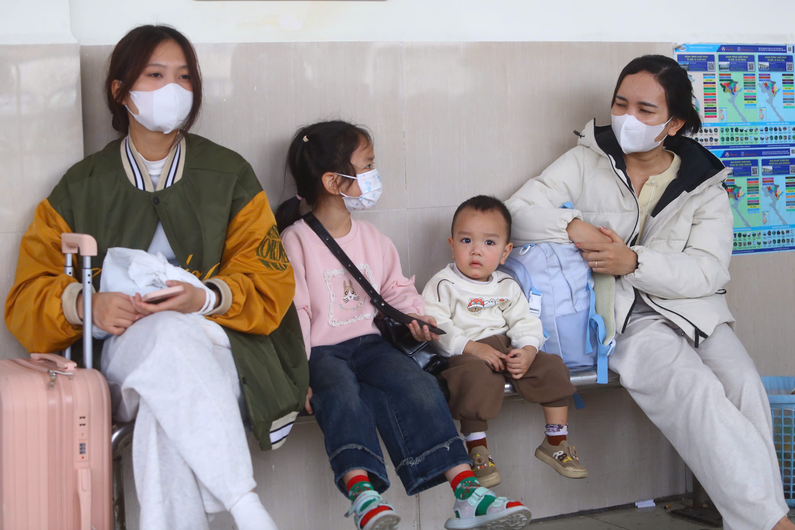 Người d&acirc;n lỉnh kỉnh h&agrave;nh l&yacute;, đổ ra bến xe về qu&ecirc; trước kỳ nghỉ tết Dương lịch- Ảnh 4.