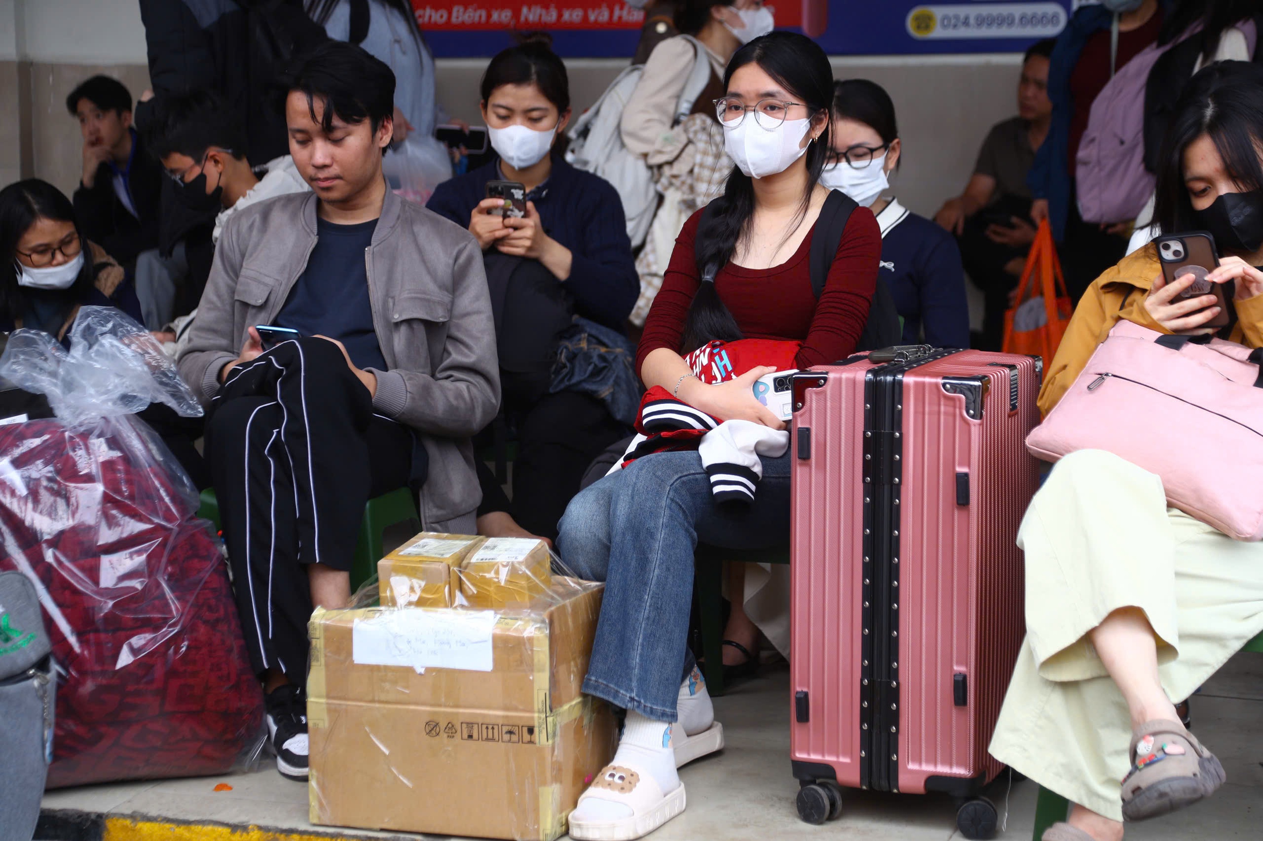 Người d&acirc;n lỉnh kỉnh h&agrave;nh l&yacute;, đổ ra bến xe về qu&ecirc; trước kỳ nghỉ tết Dương lịch- Ảnh 6.