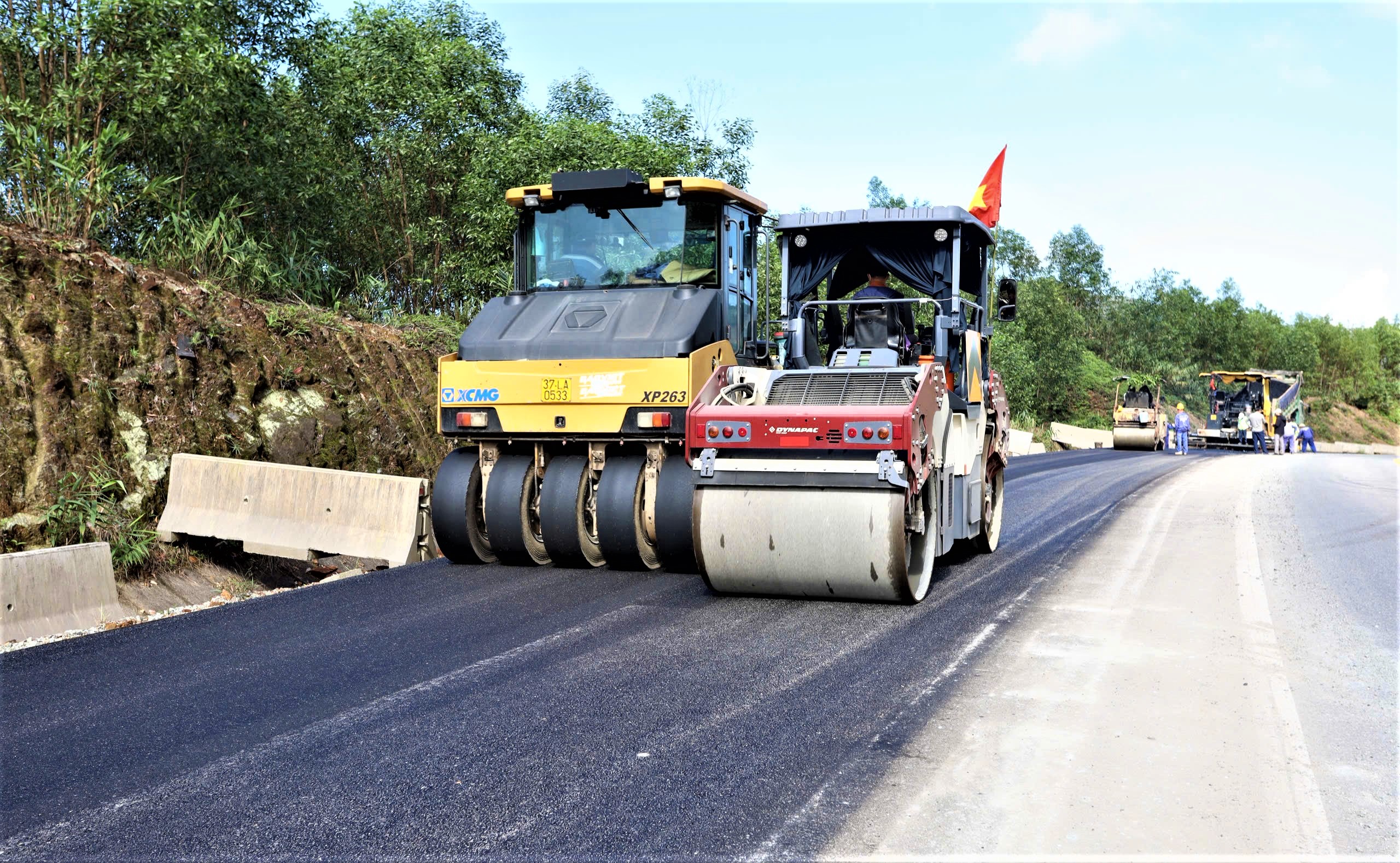 G&aacute;c kỳ nghỉ Tết, h&agrave;ng trăm c&ocirc;ng nh&acirc;n miệt m&agrave;i tr&ecirc;n c&ocirc;ng trường cao tốc La Sơn - H&ograve;a Li&ecirc;n- Ảnh 3.