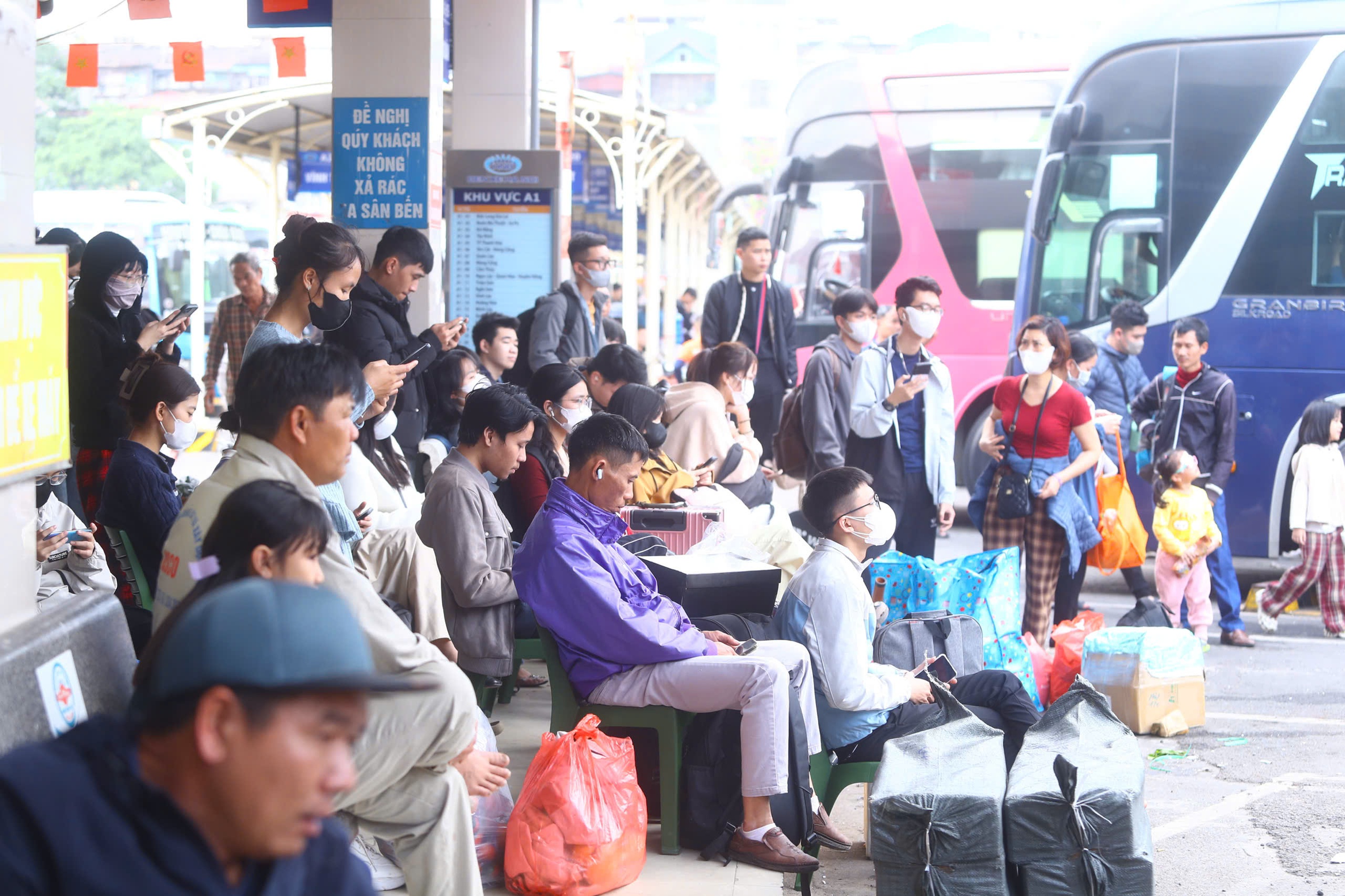 Người d&acirc;n lỉnh kỉnh h&agrave;nh l&yacute;, đổ ra bến xe về qu&ecirc; trước kỳ nghỉ tết Dương lịch- Ảnh 1.