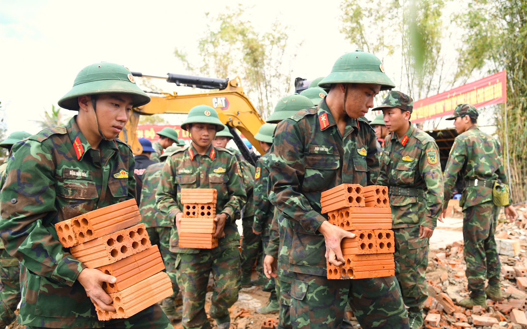 Thần tốc dựng lại nh&agrave; gi&uacute;p d&acirc;n v&ugrave;ng lũ