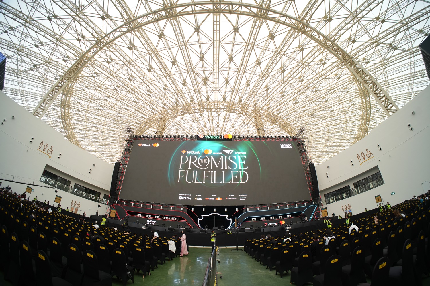 Kh&ocirc;ng gian b&ecirc;n trong sự kiện eSports hot hit nhất cuối năm 2025