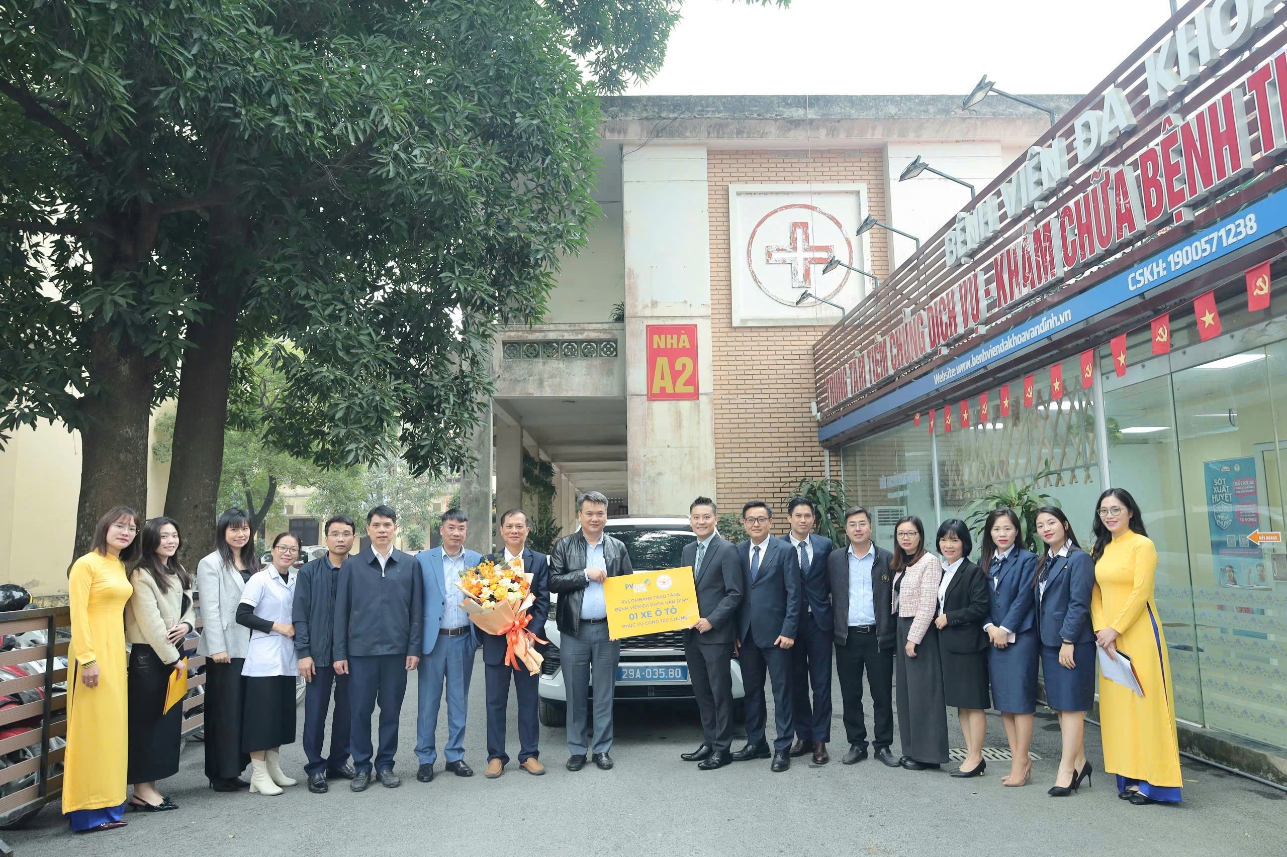 PVcomBank trao tặng xe &ocirc; t&ocirc; phục vụ y tế cho c&aacute;c bệnh viện- Ảnh 2.