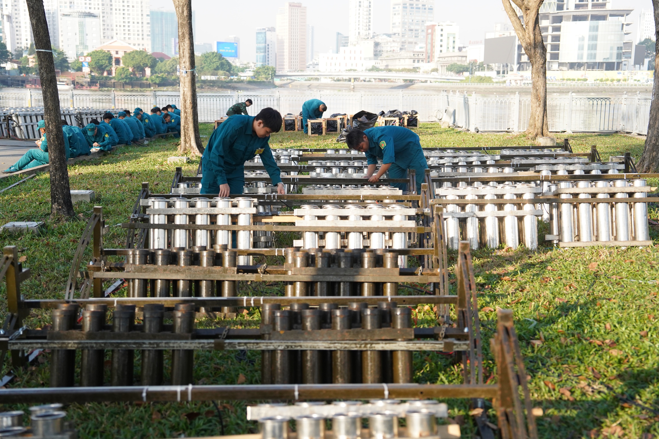 TP.HCM: Ho&agrave;n thiện trận địa ph&aacute;o hoa, sẵn s&agrave;ng đ&oacute;n năm mới 2026- Ảnh 1.
