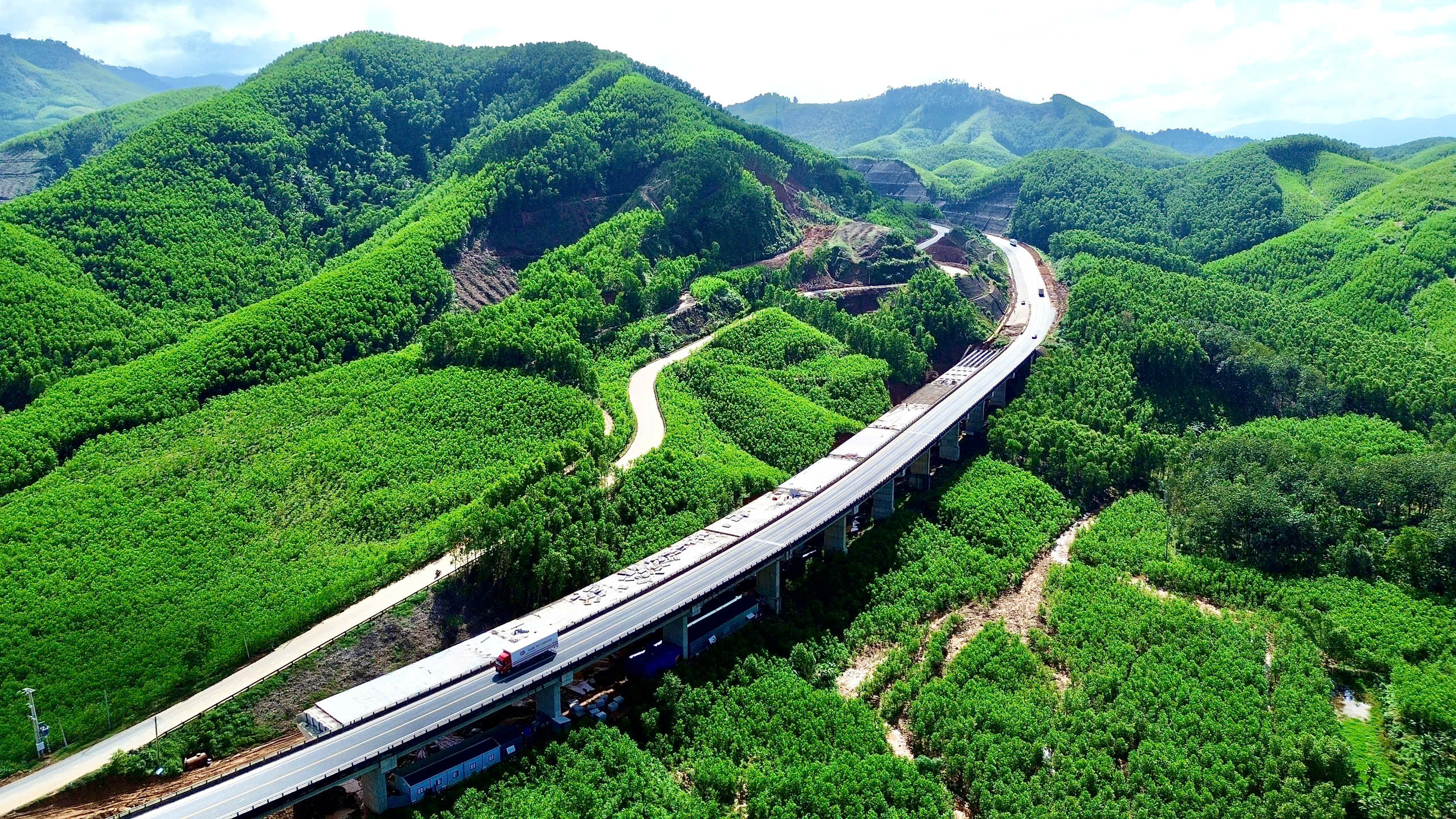 G&aacute;c kỳ nghỉ Tết, h&agrave;ng trăm c&ocirc;ng nh&acirc;n miệt m&agrave;i tr&ecirc;n c&ocirc;ng trường cao tốc La Sơn - H&ograve;a Li&ecirc;n- Ảnh 11.