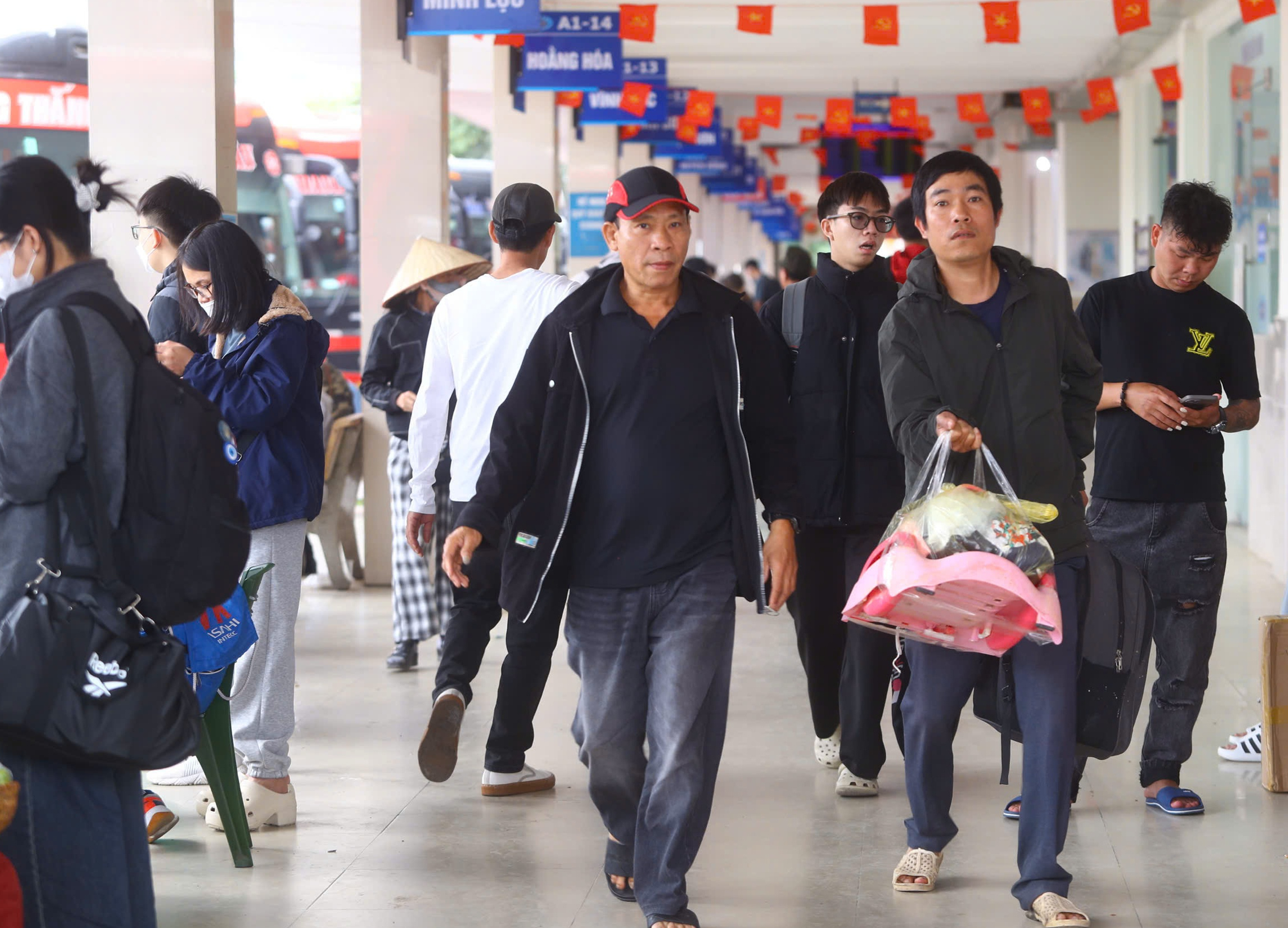 Người d&acirc;n lỉnh kỉnh h&agrave;nh l&yacute;, đổ ra bến xe về qu&ecirc; trước kỳ nghỉ tết Dương lịch- Ảnh 5.