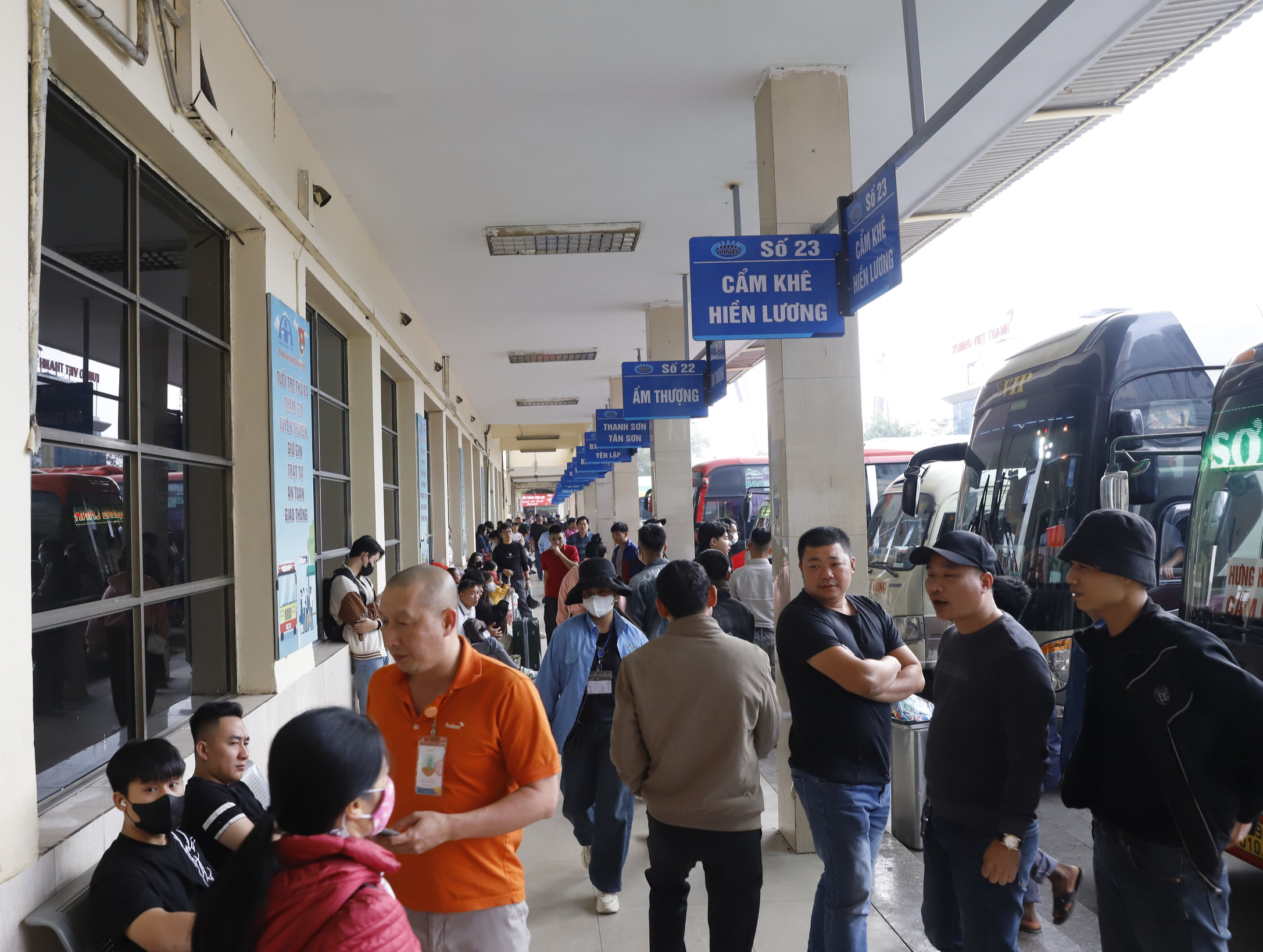 Người d&acirc;n lỉnh kỉnh h&agrave;nh l&yacute;, đổ ra bến xe về qu&ecirc; trước kỳ nghỉ tết Dương lịch- Ảnh 12.