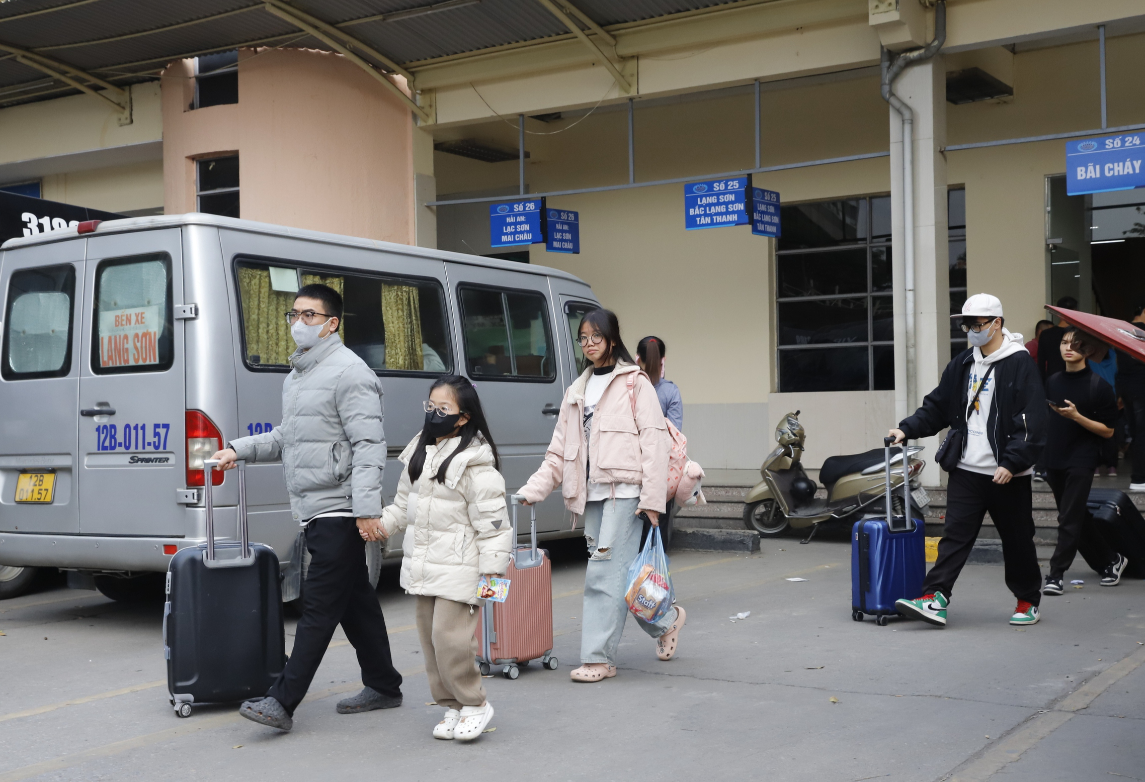 Người d&acirc;n lỉnh kỉnh h&agrave;nh l&yacute;, đổ ra bến xe về qu&ecirc; trước kỳ nghỉ tết Dương lịch- Ảnh 11.