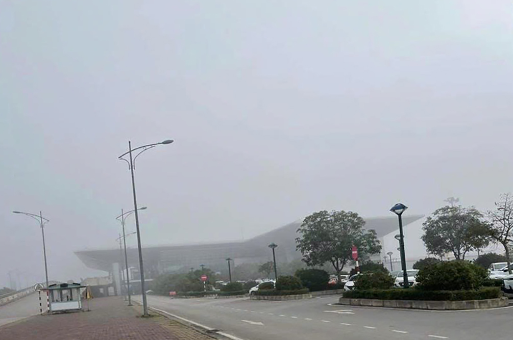 Sương m&ugrave; d&agrave;y đặc k&eacute;o d&agrave;i, nhiều chuyến bay phải điều chỉnh lịch cất hạ c&aacute;nh- Ảnh 1.