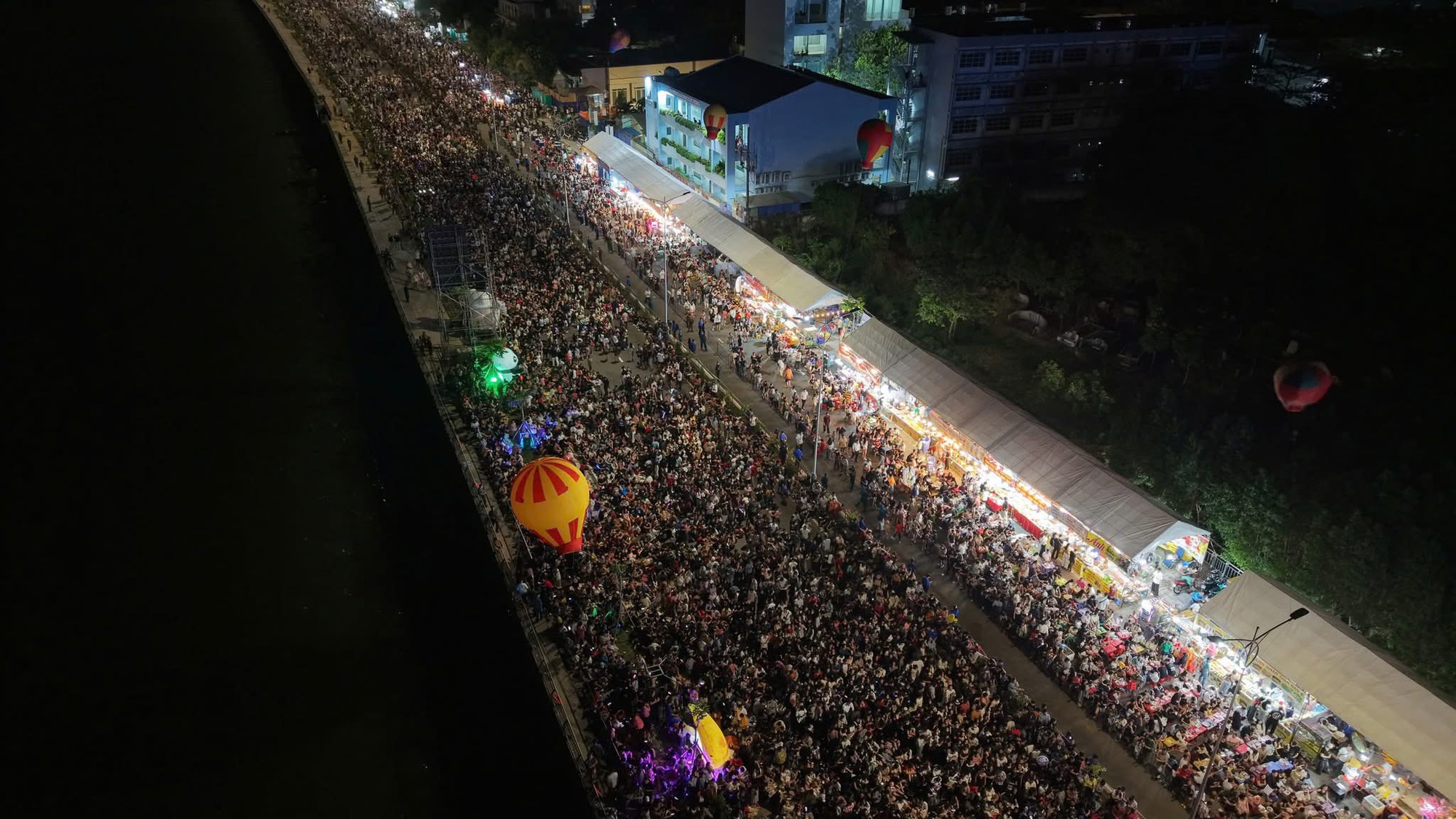 Đồng Nai: Ph&aacute;o hoa rực s&aacute;ng với h&agrave;ng chục ng&agrave;n người h&ograve;a nhịp countdown đ&oacute;n năm mới 2026- Ảnh 26.