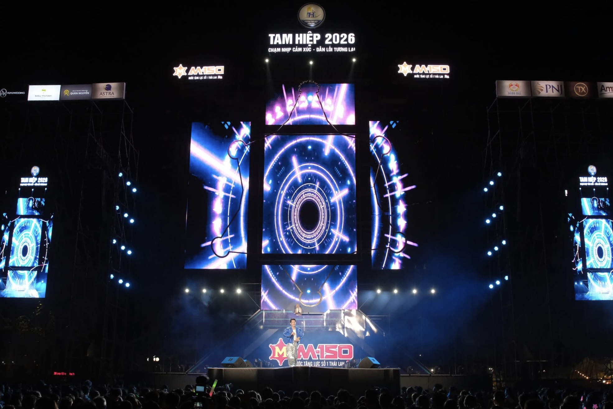 Đồng Nai: Ph&aacute;o hoa rực s&aacute;ng với h&agrave;ng chục ng&agrave;n người h&ograve;a nhịp countdown đ&oacute;n năm mới 2026- Ảnh 17.