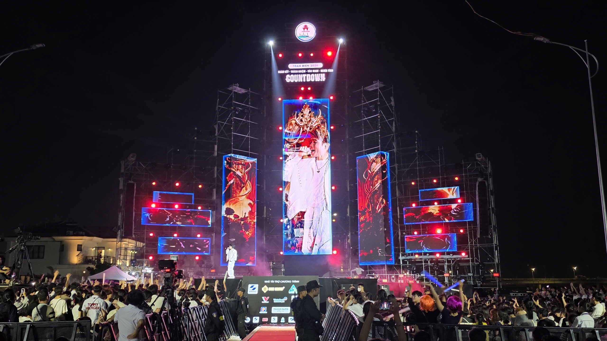 Đồng Nai: Ph&aacute;o hoa rực s&aacute;ng với h&agrave;ng chục ng&agrave;n người h&ograve;a nhịp countdown đ&oacute;n năm mới 2026- Ảnh 9.