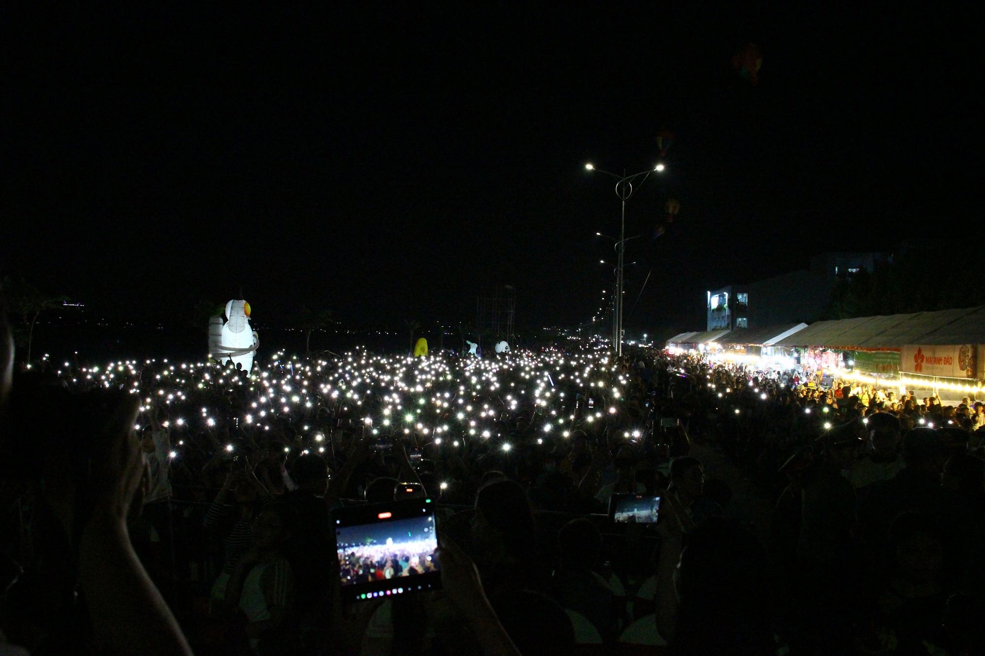Đồng Nai: Ph&aacute;o hoa rực s&aacute;ng với h&agrave;ng chục ng&agrave;n người h&ograve;a nhịp countdown đ&oacute;n năm mới 2026- Ảnh 11.
