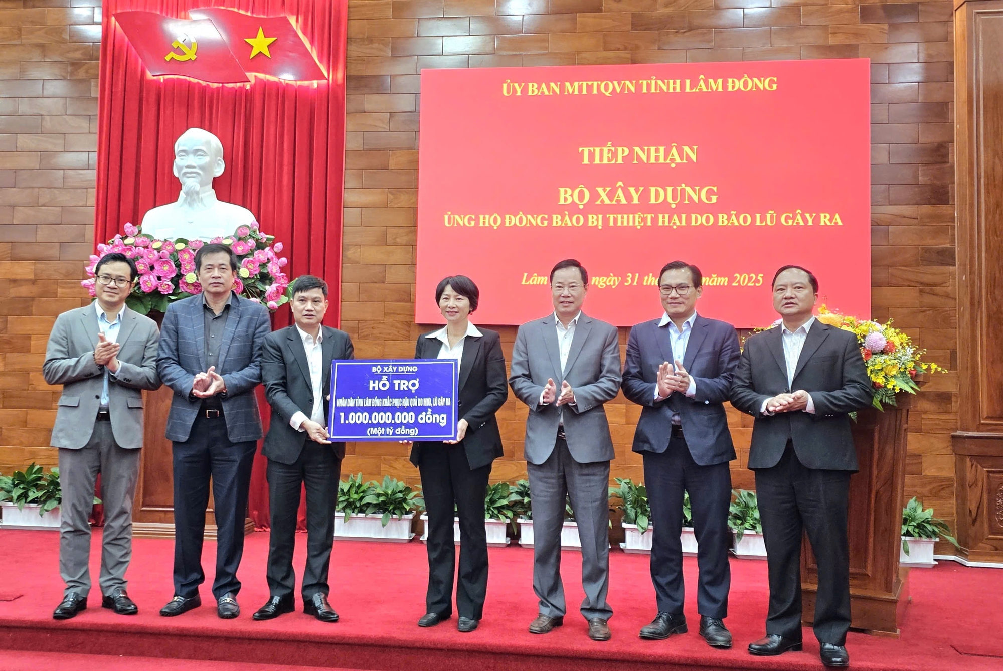 Bộ Xây dựng trao một tỷ đồng ủng hộ đồng bào vùng lũ Lâm Đồng- Ảnh 2. Bộ Xây dựng trao một tỷ đồng ủng hộ đồng bào vùng lũ Lâm Đồng- Ảnh 2.