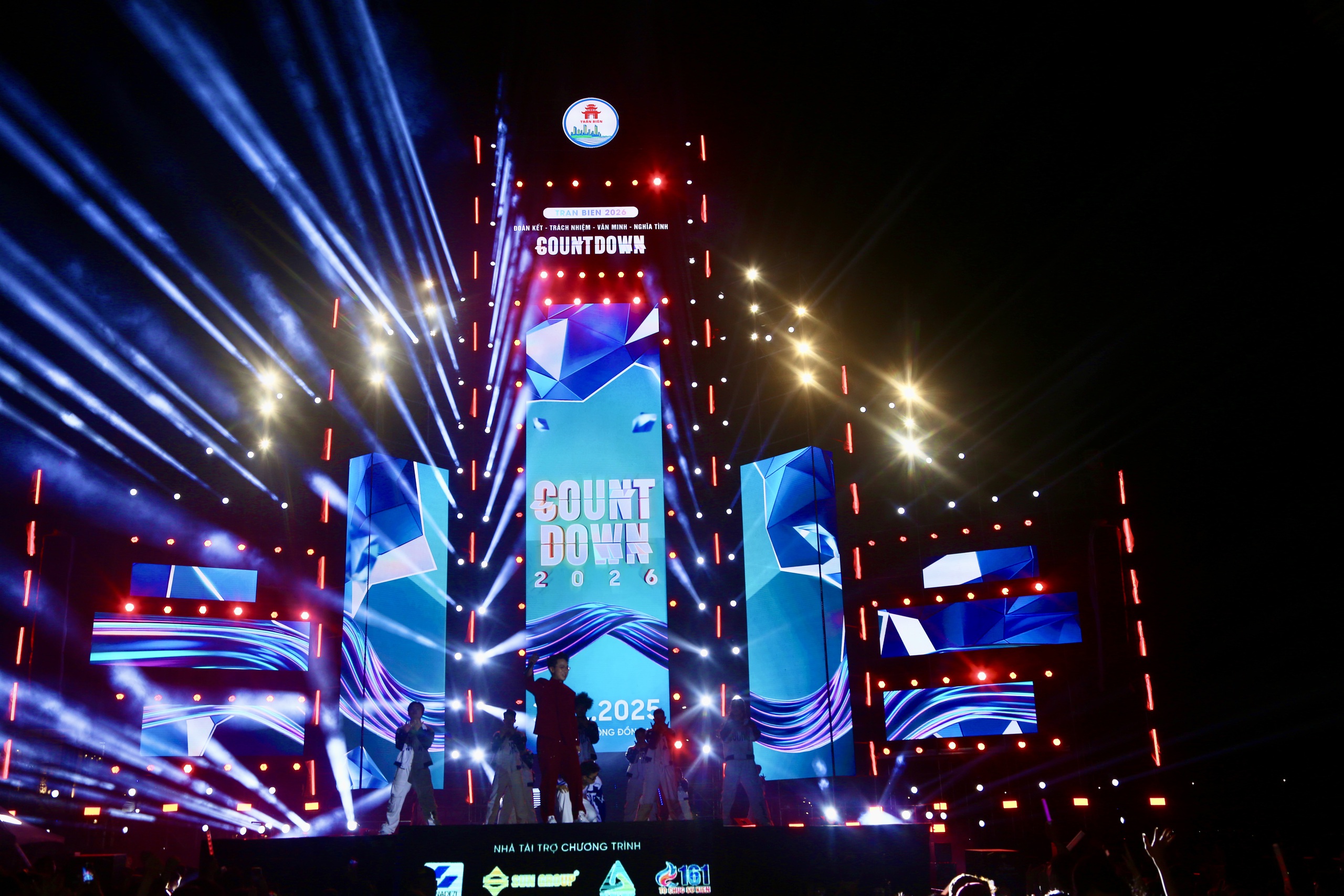 Đồng Nai: Ph&aacute;o hoa rực s&aacute;ng với h&agrave;ng chục ng&agrave;n người h&ograve;a nhịp countdown đ&oacute;n năm mới 2026- Ảnh 7.