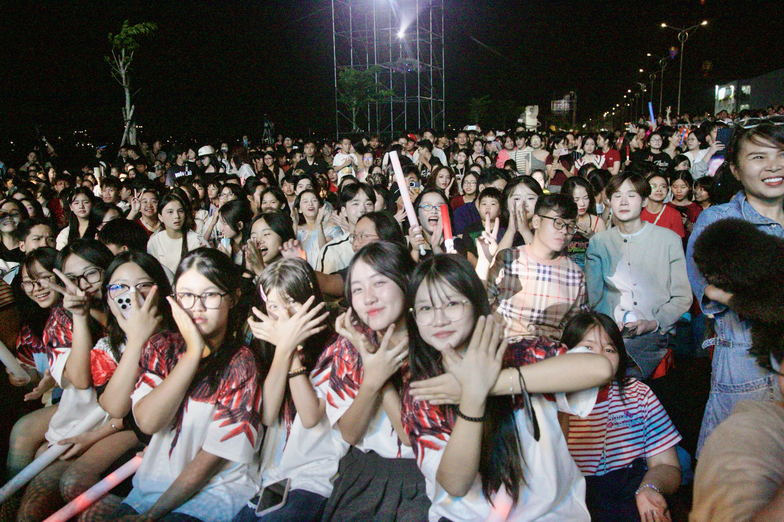 Đồng Nai: Ph&aacute;o hoa rực s&aacute;ng với h&agrave;ng chục ng&agrave;n người h&ograve;a nhịp countdown đ&oacute;n năm mới 2026- Ảnh 18.