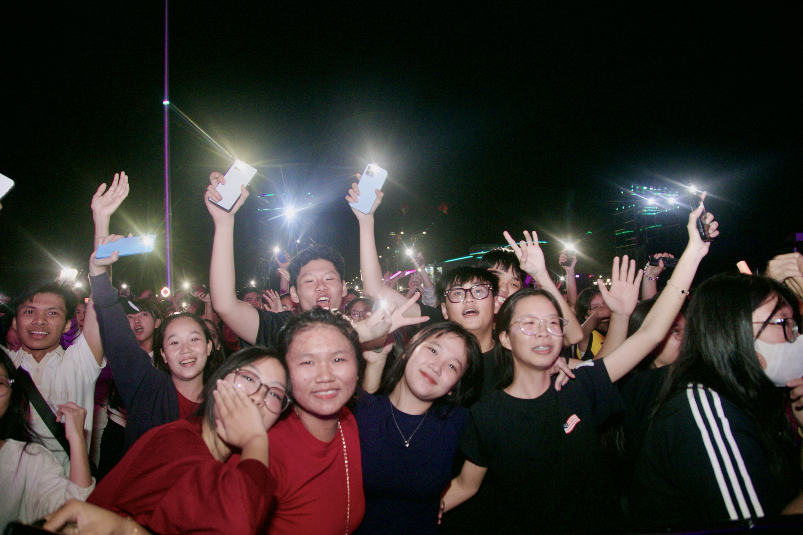 Đồng Nai: Ph&aacute;o hoa rực s&aacute;ng với h&agrave;ng chục ng&agrave;n người h&ograve;a nhịp countdown đ&oacute;n năm mới 2026- Ảnh 2.