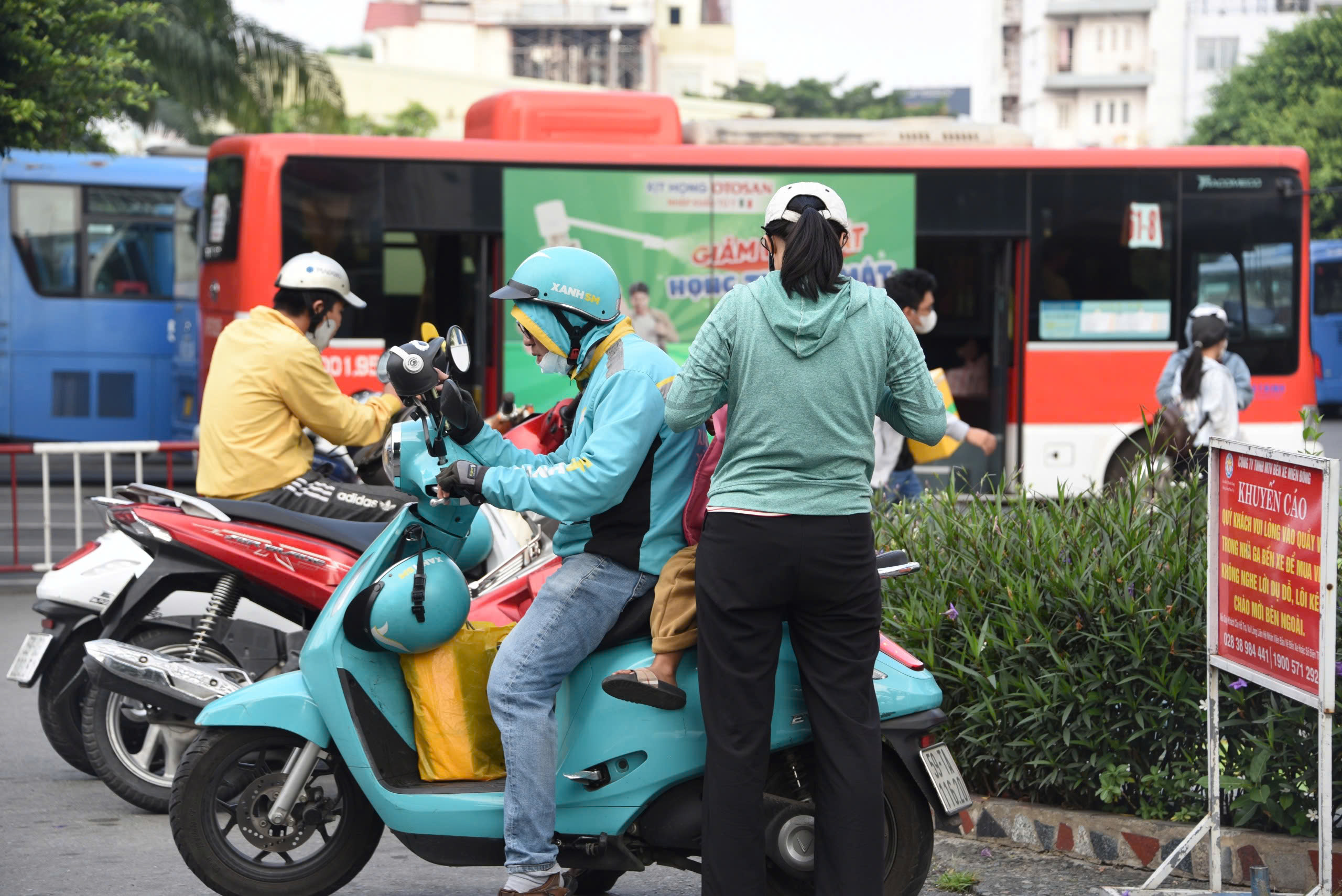TP.HCM &ldquo;căng m&igrave;nh&rdquo; chiều cuối năm, giao th&ocirc;ng cửa ng&otilde; v&agrave; s&acirc;n bay c&ugrave;ng l&uacute;c tăng &aacute;p lực- Ảnh 9.