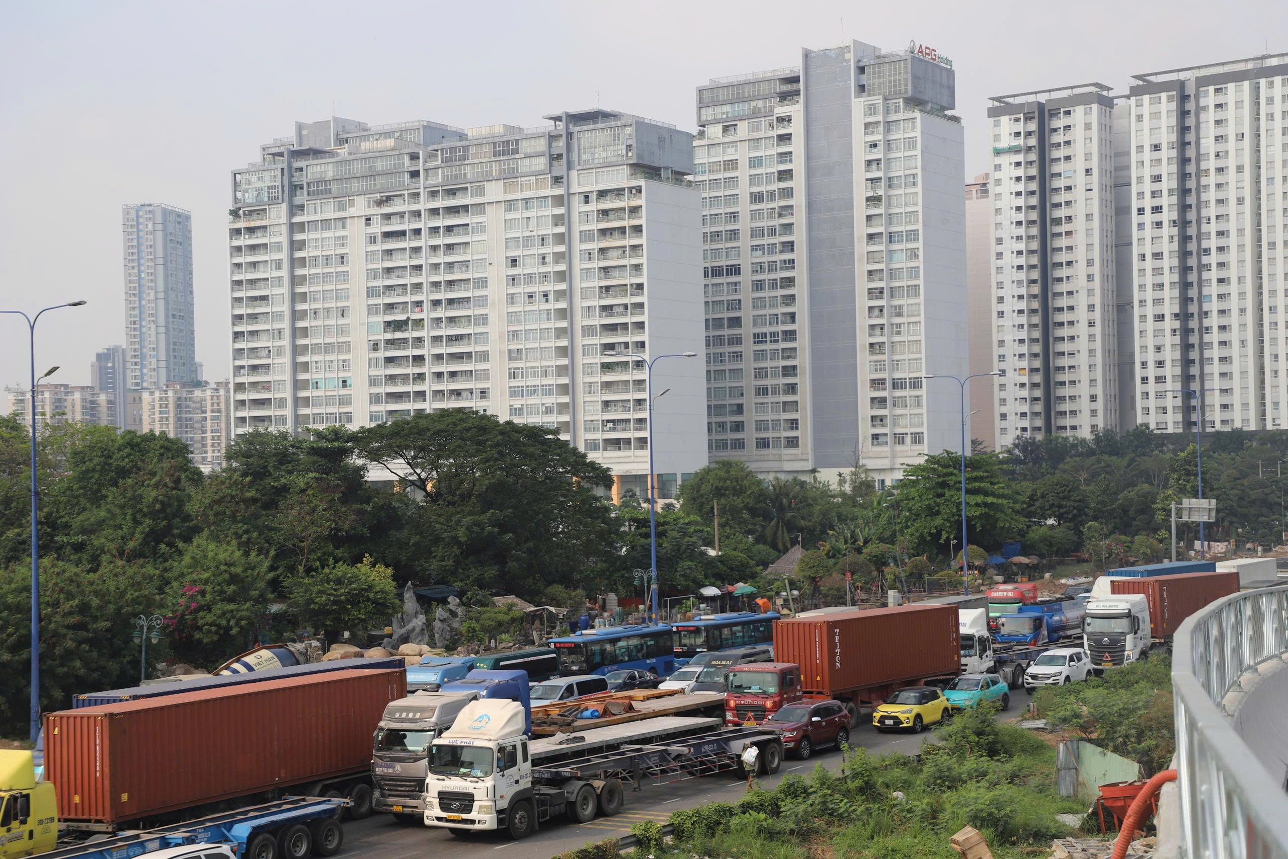 TP.HCM &ldquo;căng m&igrave;nh&rdquo; chiều cuối năm, giao th&ocirc;ng cửa ng&otilde; v&agrave; s&acirc;n bay c&ugrave;ng l&uacute;c tăng &aacute;p lực- Ảnh 4.