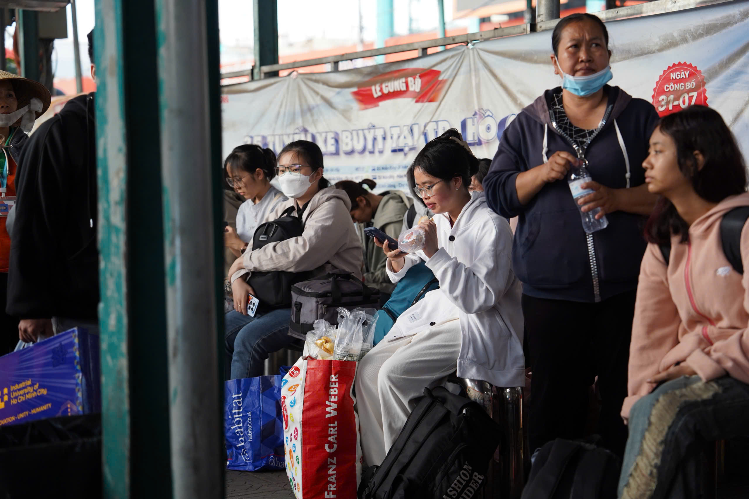 TP.HCM &ldquo;căng m&igrave;nh&rdquo; chiều cuối năm, giao th&ocirc;ng cửa ng&otilde; v&agrave; s&acirc;n bay c&ugrave;ng l&uacute;c tăng &aacute;p lực- Ảnh 13.