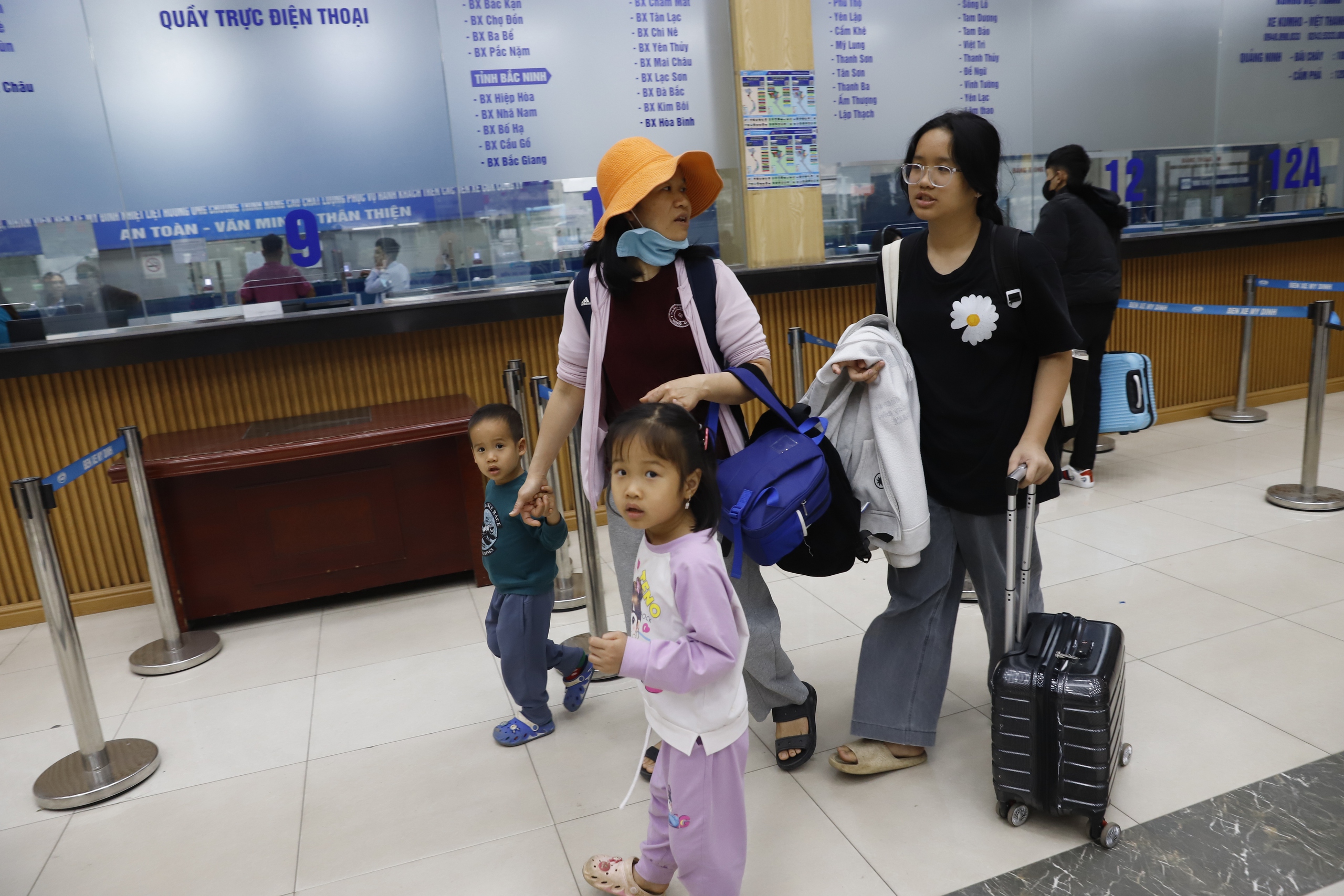 Người d&acirc;n lỉnh kỉnh h&agrave;nh l&yacute;, đổ ra bến xe về qu&ecirc; trước kỳ nghỉ tết Dương lịch- Ảnh 10.