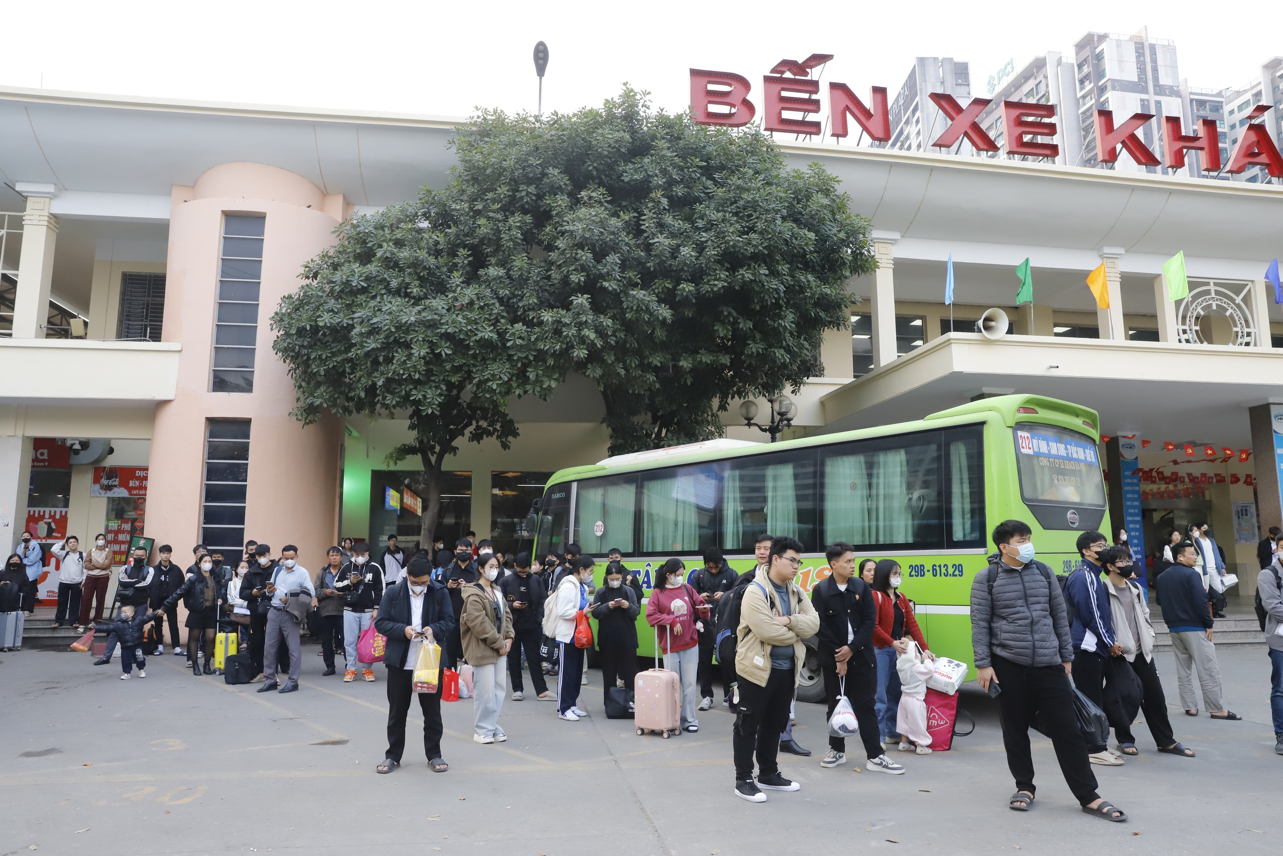 Người d&acirc;n lỉnh kỉnh h&agrave;nh l&yacute;, đổ ra bến xe về qu&ecirc; trước kỳ nghỉ tết Dương lịch- Ảnh 7.