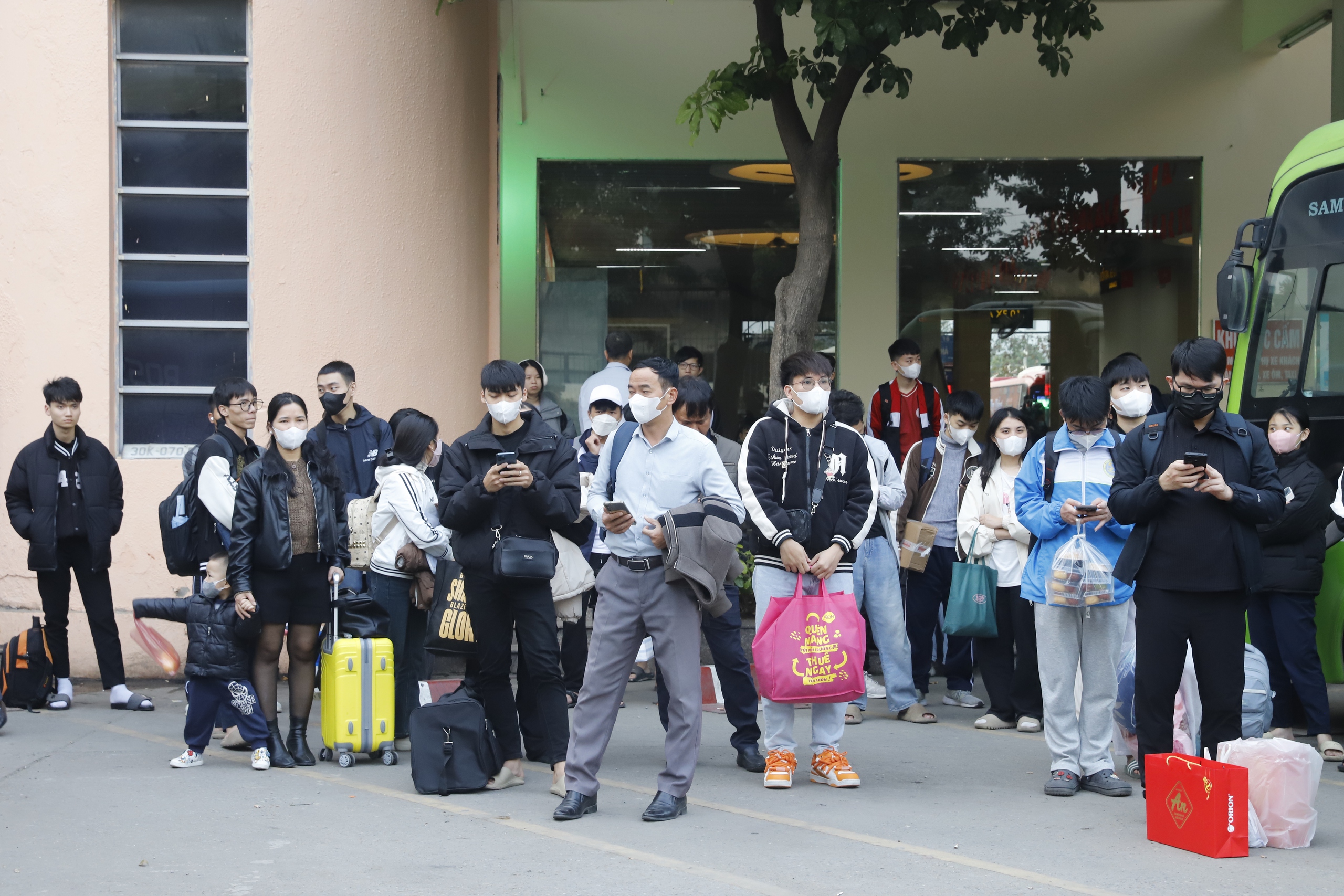 Người d&acirc;n lỉnh kỉnh h&agrave;nh l&yacute;, đổ ra bến xe về qu&ecirc; trước kỳ nghỉ tết Dương lịch- Ảnh 8.