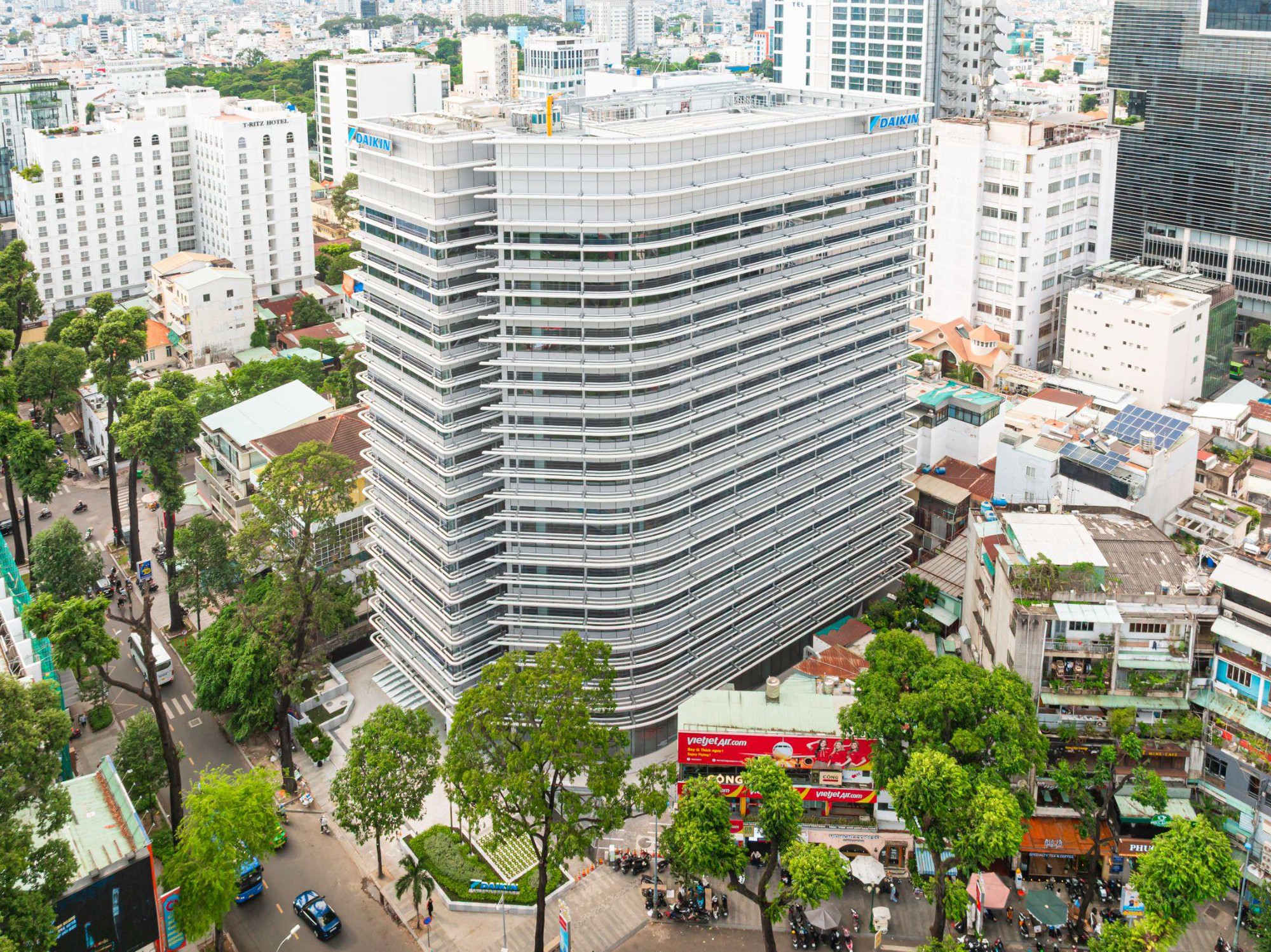 T&ograve;a nh&agrave; Daikin Air Tower đạt 3 chứng nhận c&ocirc;ng tr&igrave;nh xanh ở cấp độ cao nhất (Platinum) từ c&aacute;c tổ chức uy t&iacute;n to&agrave;n cầu.