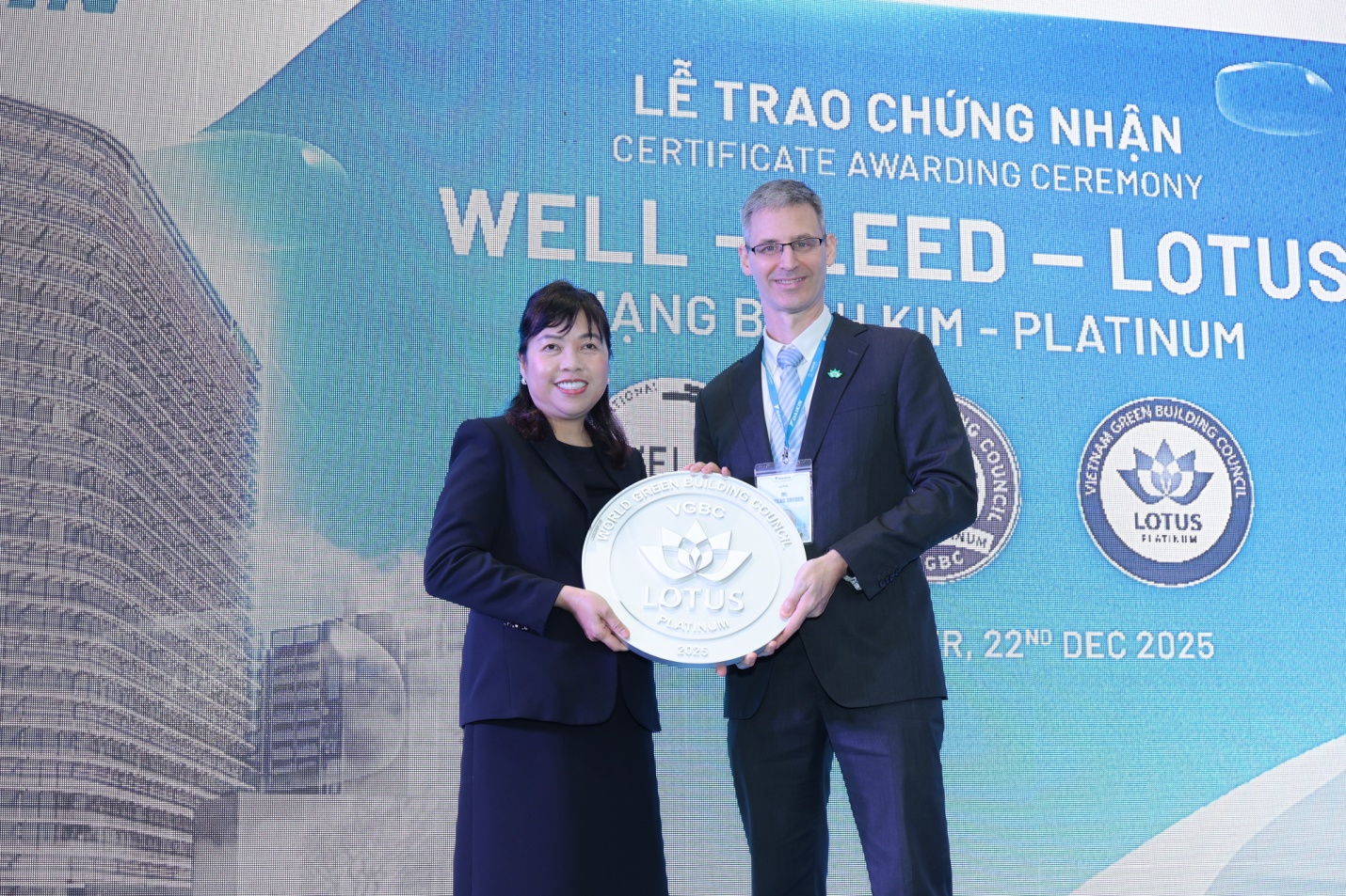 &Ocirc;ng Douglas Lee Snyder trao chứng nhận LOTUS Platinum cho c&ocirc;ng tr&igrave;nh t&ograve;a nh&agrave; Daikin Air Tower.