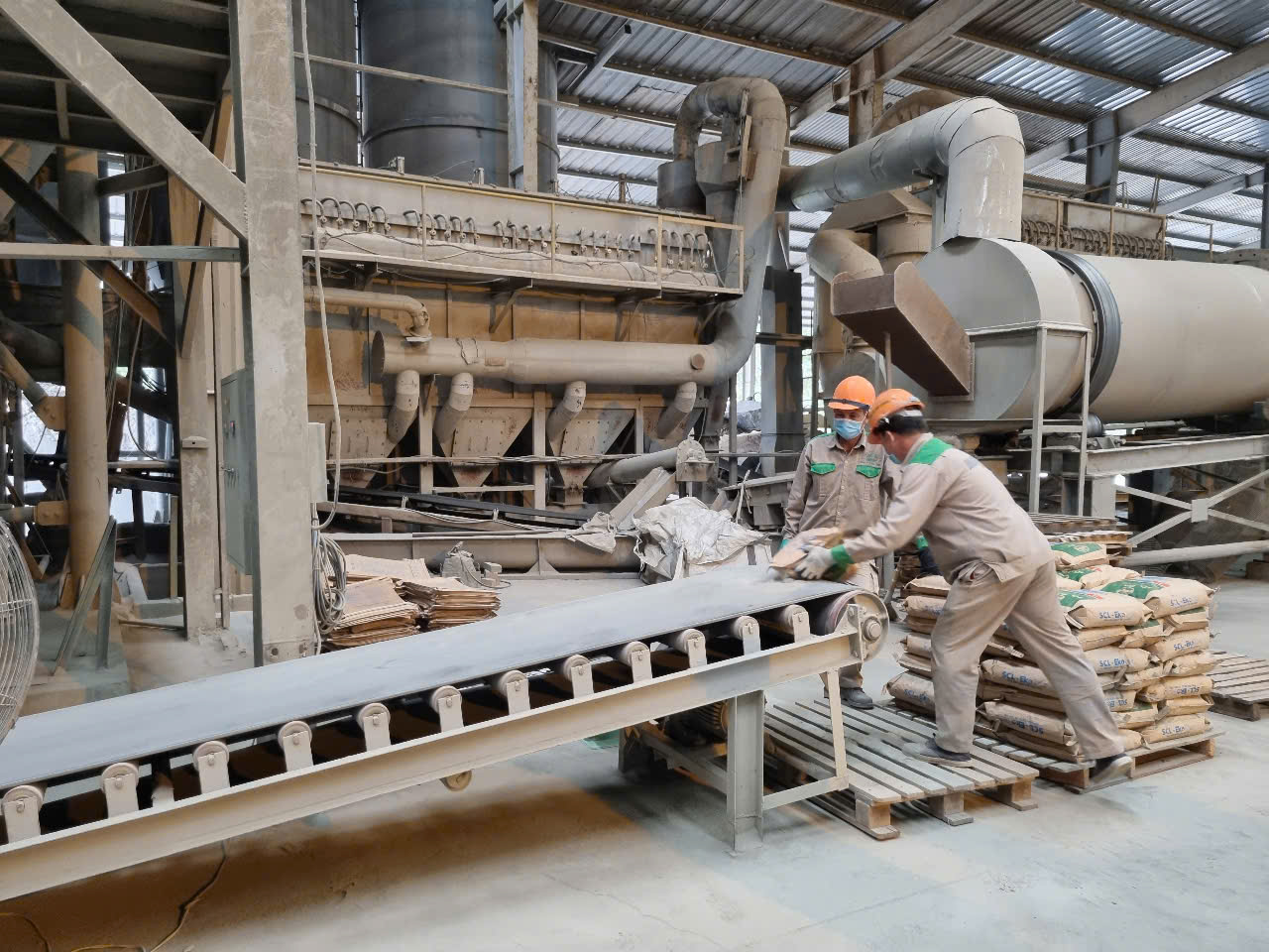 Thị trường vật liệu "thoát đáy", sản lượng tăng với tín hiệu tích cực- Ảnh 1. E:\Hình ảnh tư liệu\Ảnh tư liệu\Ảnh VLXD\2.jpg