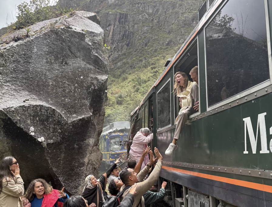 Peru: Hai t&agrave;u t&ocirc;ng trực diện, l&aacute;i t&agrave;u thiệt mạng, 40 người bị thương- Ảnh 2.
