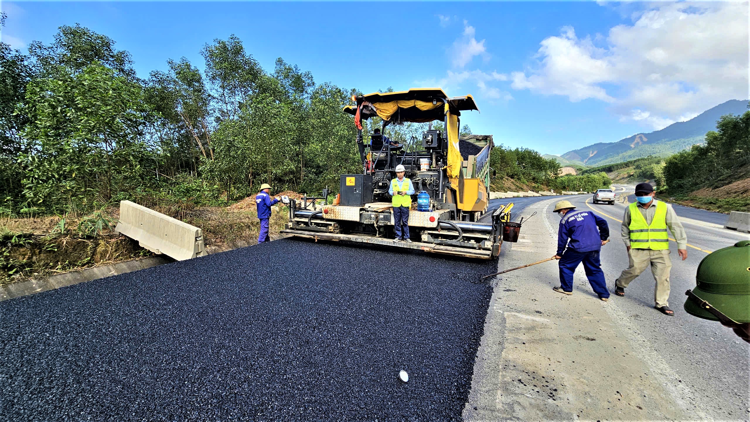 G&aacute;c kỳ nghỉ Tết, h&agrave;ng trăm c&ocirc;ng nh&acirc;n miệt m&agrave;i tr&ecirc;n c&ocirc;ng trường cao tốc La Sơn - H&ograve;a Li&ecirc;n- Ảnh 4.