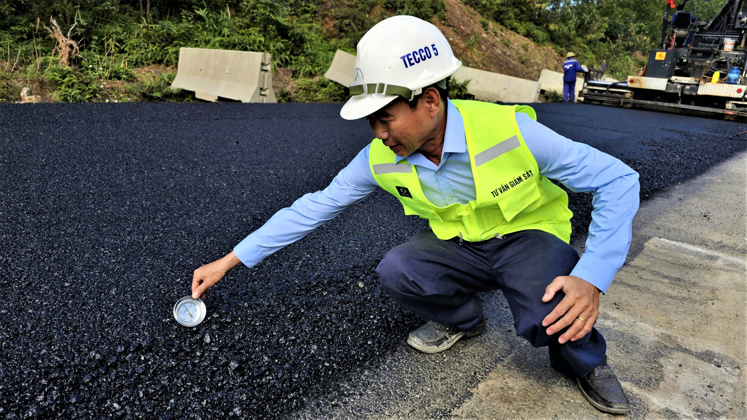 G&aacute;c kỳ nghỉ Tết, h&agrave;ng trăm c&ocirc;ng nh&acirc;n miệt m&agrave;i tr&ecirc;n c&ocirc;ng trường cao tốc La Sơn - H&ograve;a Li&ecirc;n- Ảnh 5.