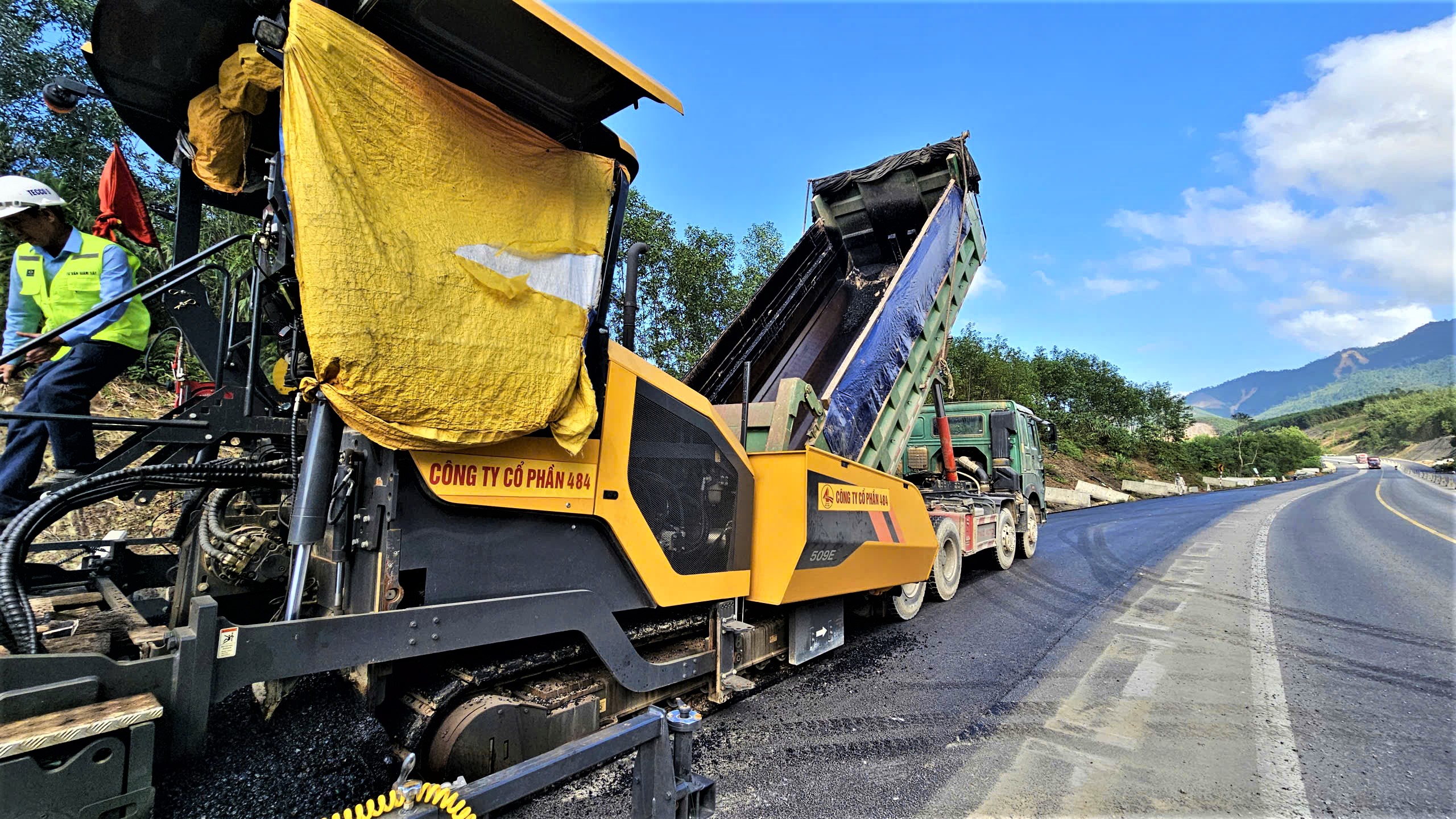 G&aacute;c kỳ nghỉ Tết, h&agrave;ng trăm c&ocirc;ng nh&acirc;n miệt m&agrave;i tr&ecirc;n c&ocirc;ng trường cao tốc La Sơn - H&ograve;a Li&ecirc;n- Ảnh 10.