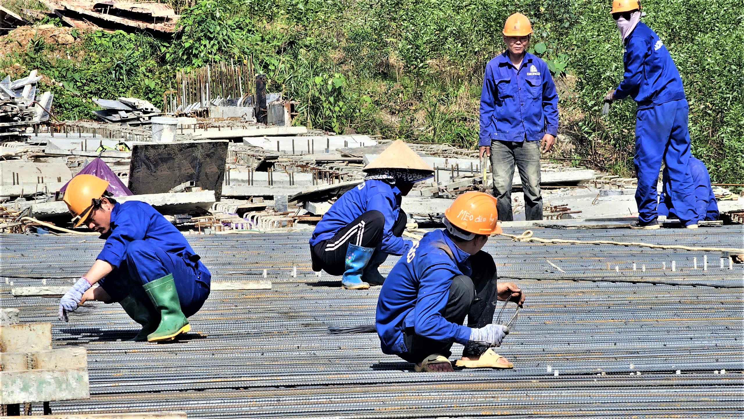 G&aacute;c kỳ nghỉ Tết, h&agrave;ng trăm c&ocirc;ng nh&acirc;n miệt m&agrave;i tr&ecirc;n c&ocirc;ng trường cao tốc La Sơn - H&ograve;a Li&ecirc;n- Ảnh 12.