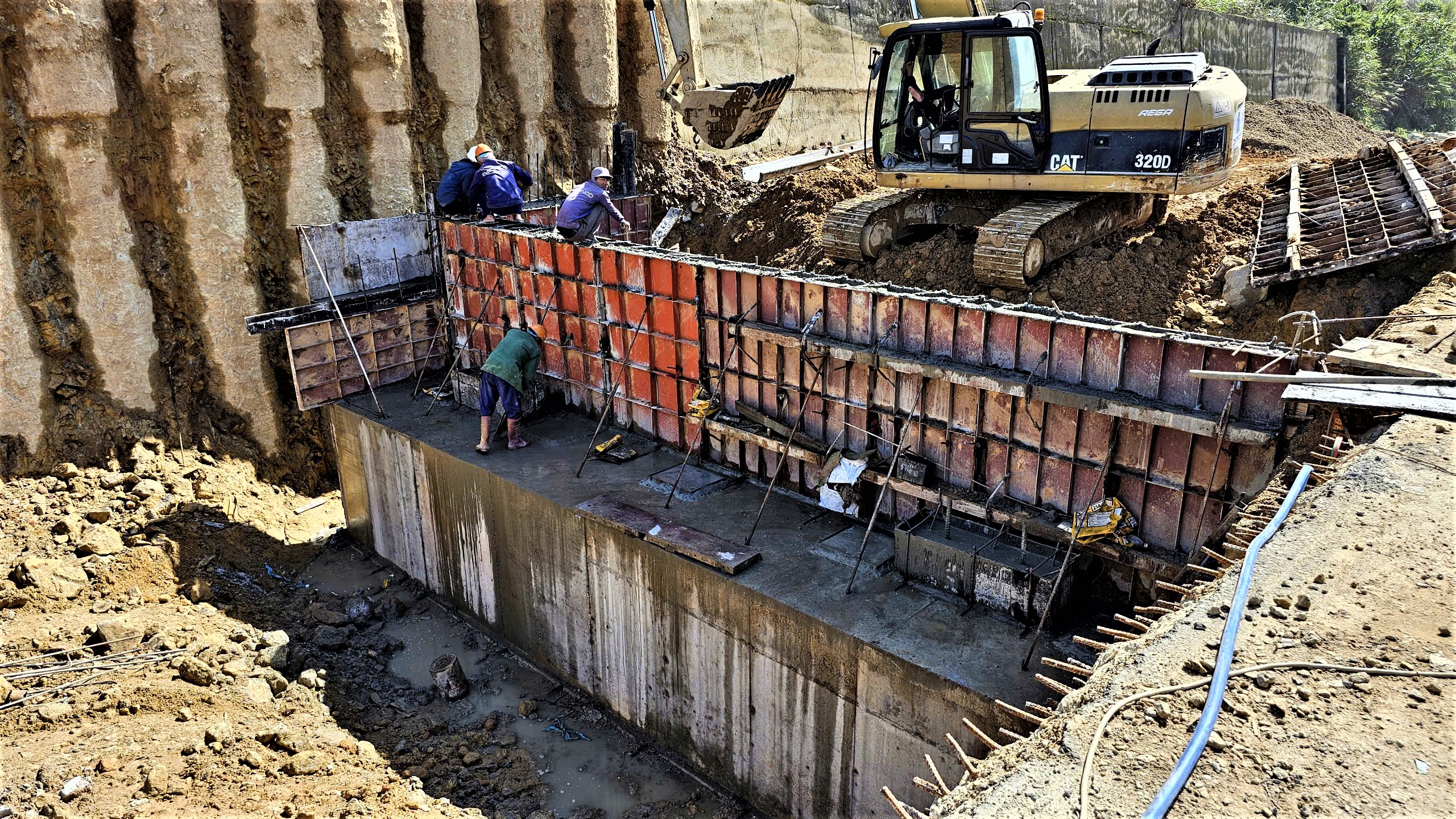 G&aacute;c kỳ nghỉ Tết, h&agrave;ng trăm c&ocirc;ng nh&acirc;n miệt m&agrave;i tr&ecirc;n c&ocirc;ng trường cao tốc La Sơn - H&ograve;a Li&ecirc;n- Ảnh 13.