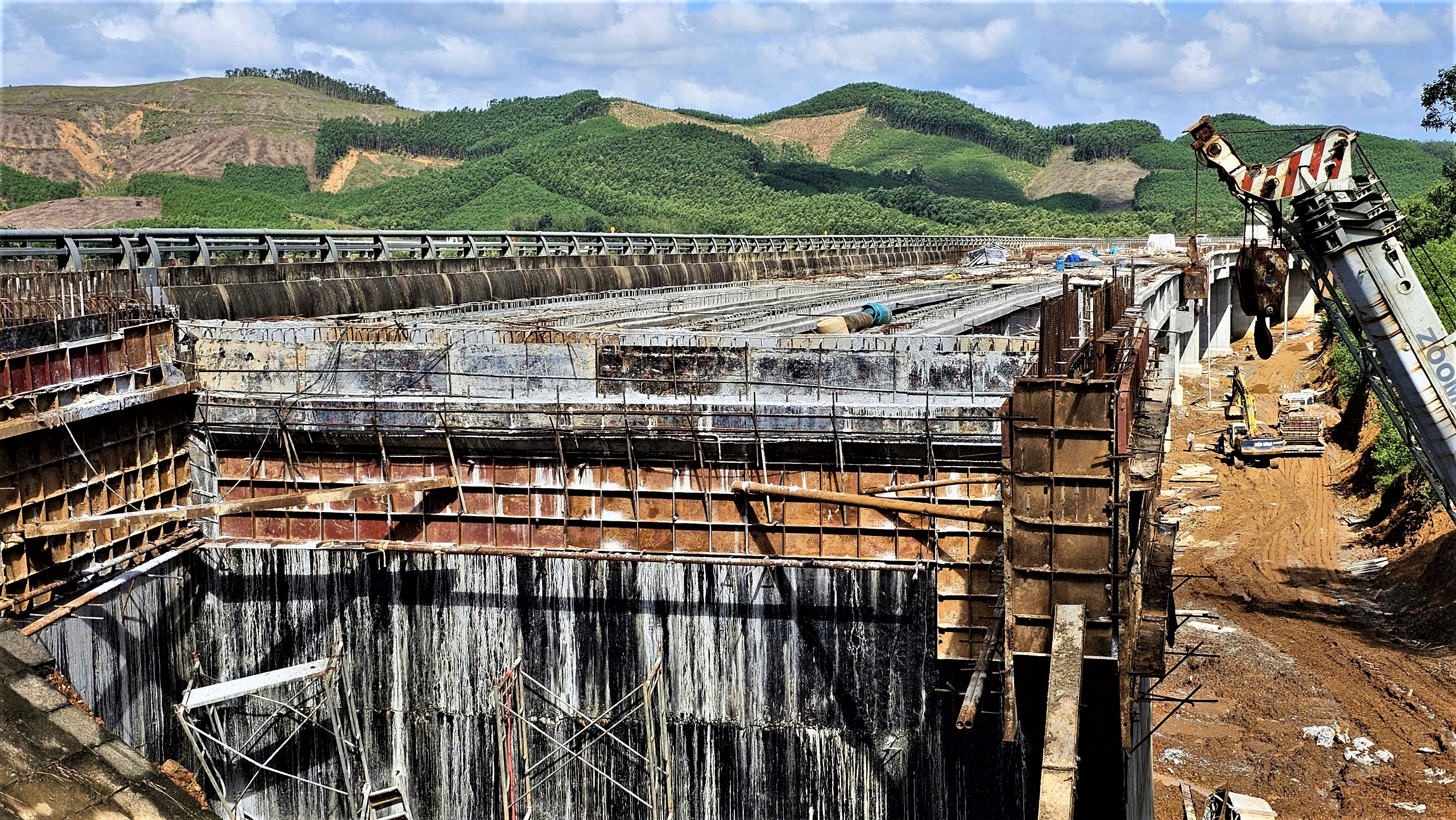G&aacute;c kỳ nghỉ Tết, h&agrave;ng trăm c&ocirc;ng nh&acirc;n miệt m&agrave;i tr&ecirc;n c&ocirc;ng trường cao tốc La Sơn - H&ograve;a Li&ecirc;n- Ảnh 7.