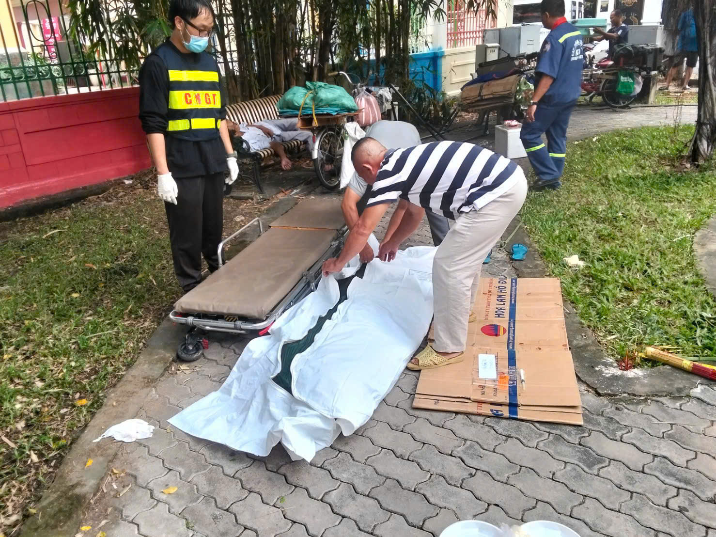 TP.HCM: Hai người đ&agrave;n &ocirc;ng tử vong trong c&ocirc;ng vi&ecirc;n- Ảnh 1.