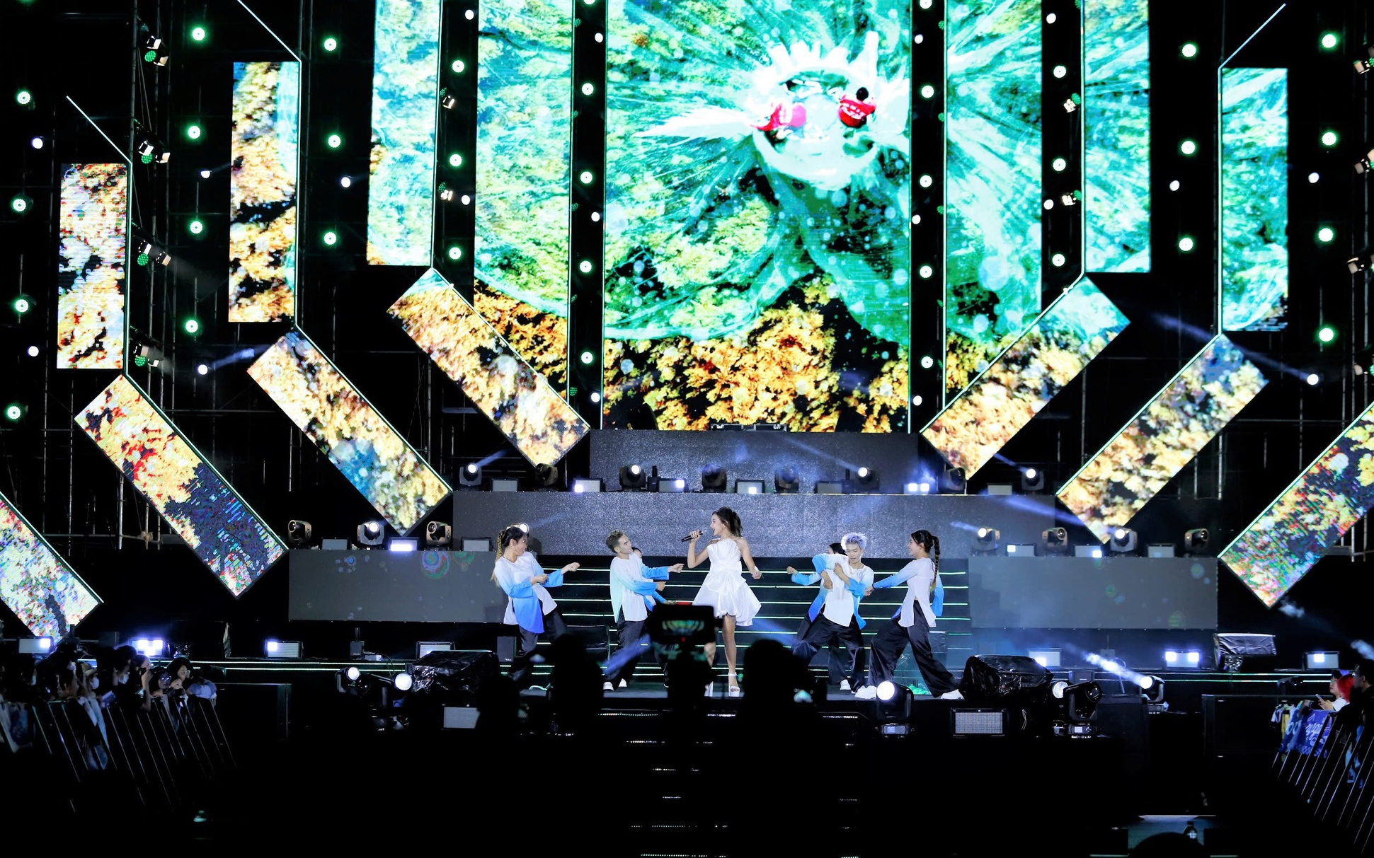 Gia Lai: Đón chuyến bay đầu tiên mở màn Năm Du lịch Quốc gia 2026- Ảnh 3. Gia Lai bừng sáng đêm Countdown 2026, khởi đầu Năm Du lịch quốc gia