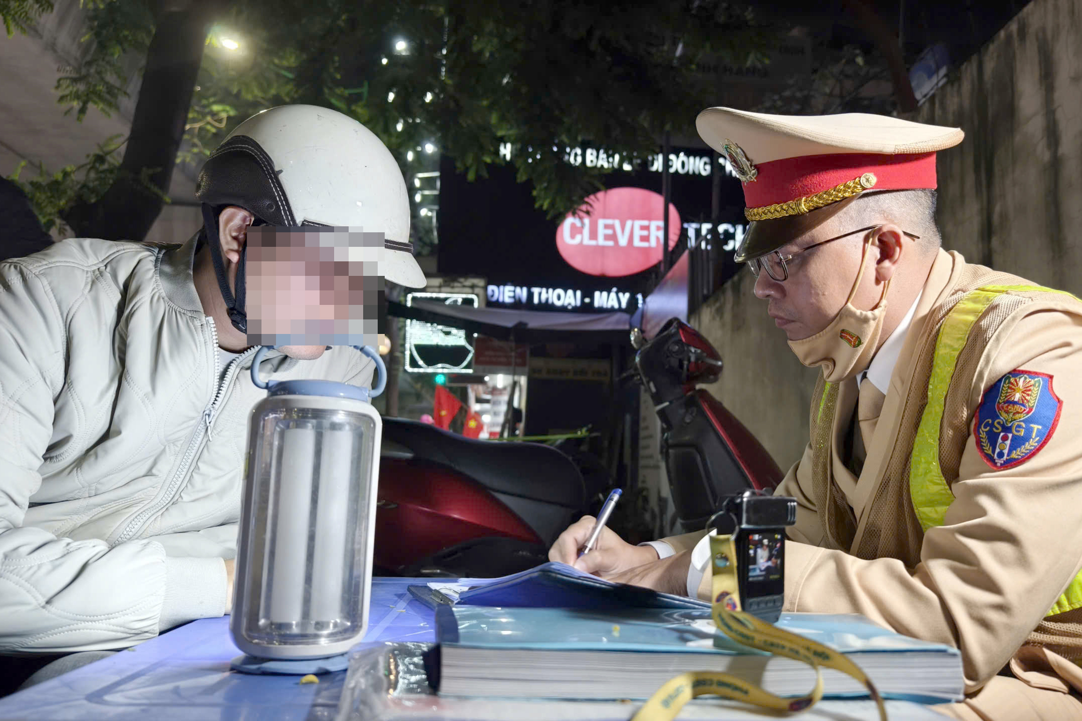 H&agrave; Nội: CSGT h&oacute;a trang, xuy&ecirc;n đ&ecirc;m ngăn t&agrave;i xế "ma men" đ&ecirc;m cuối năm- Ảnh 6.