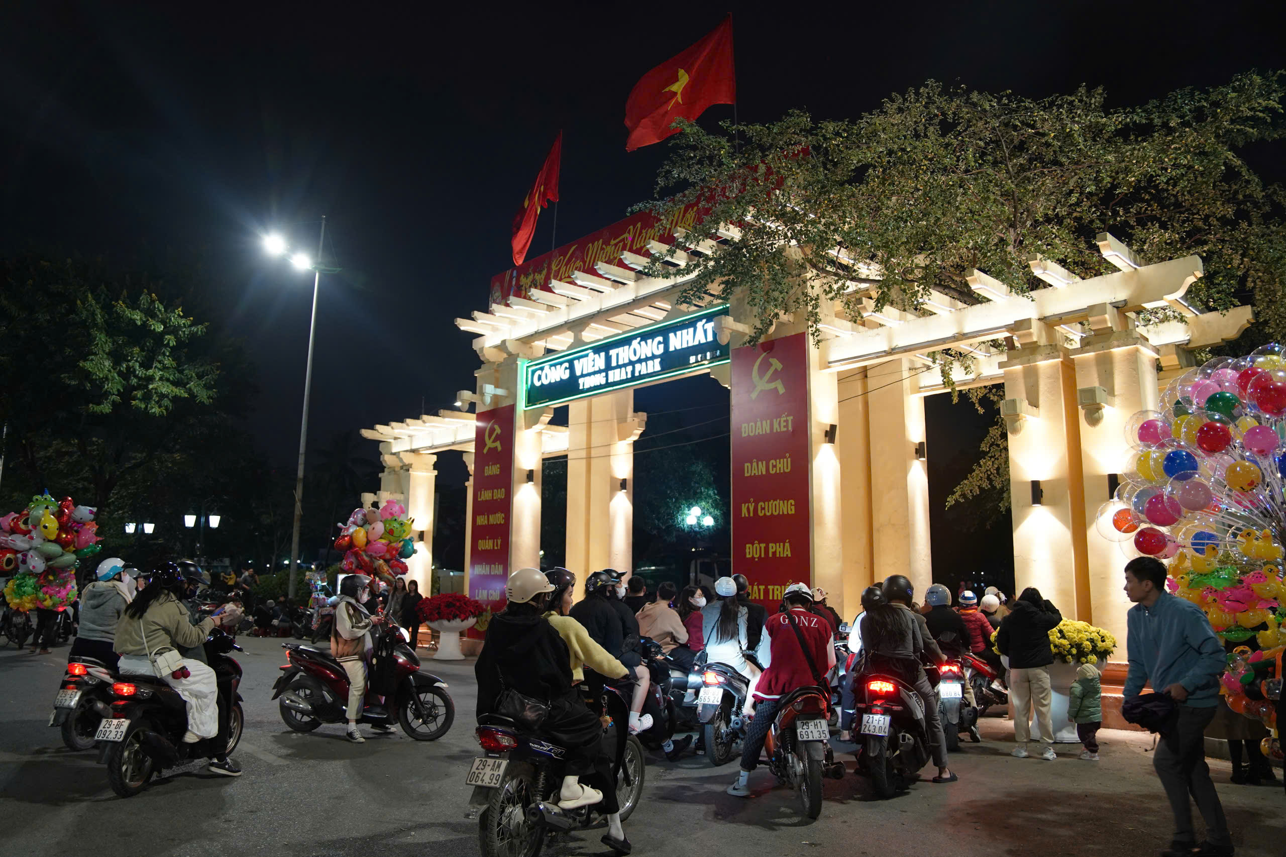 Người d&acirc;n H&agrave; Nội m&atilde;n nh&atilde;n đ&ecirc;m ph&aacute;o hoa ch&agrave;o 2026- Ảnh 4.