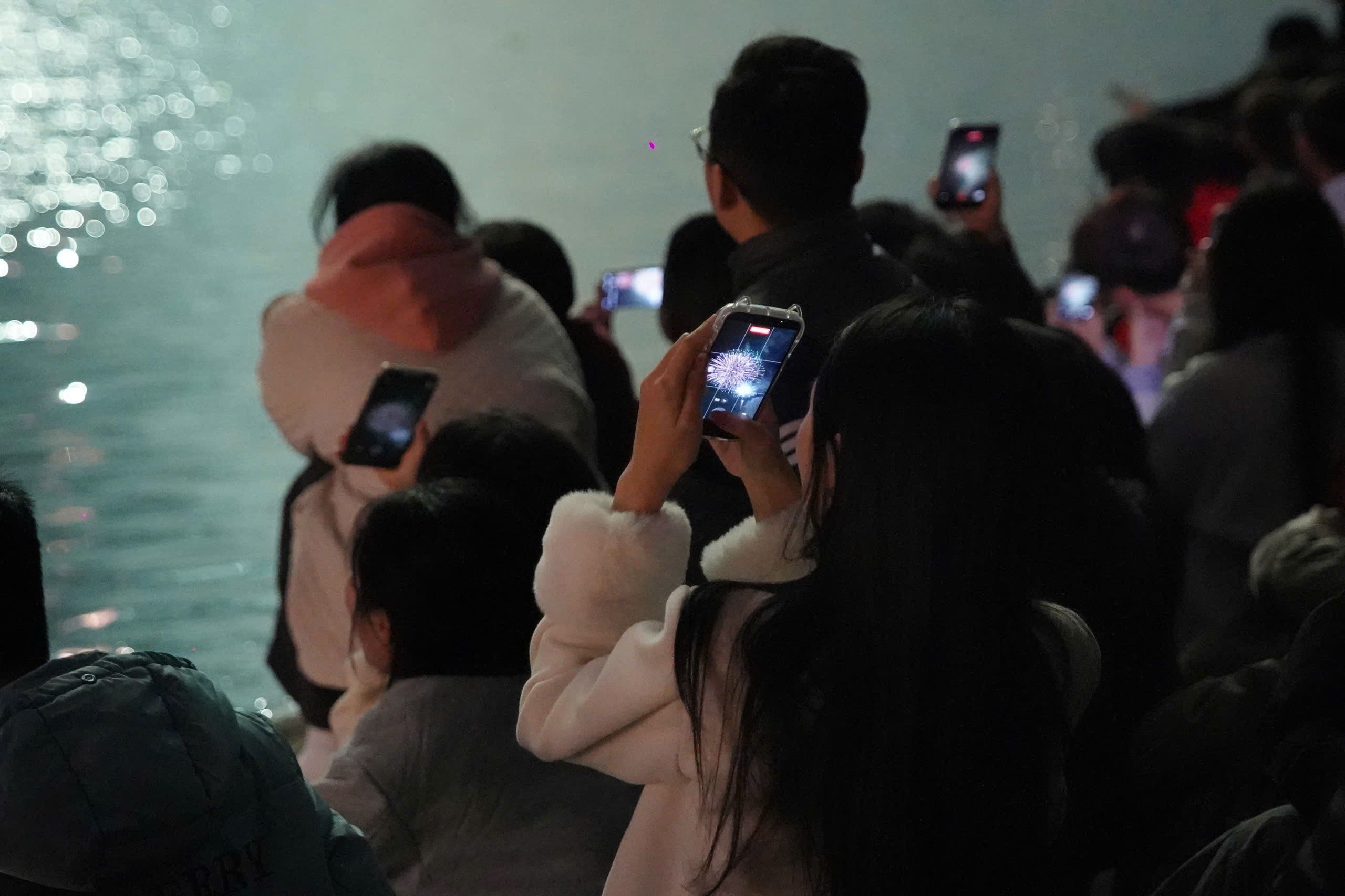 Người d&acirc;n H&agrave; Nội m&atilde;n nh&atilde;n đ&ecirc;m ph&aacute;o hoa ch&agrave;o 2026- Ảnh 13.