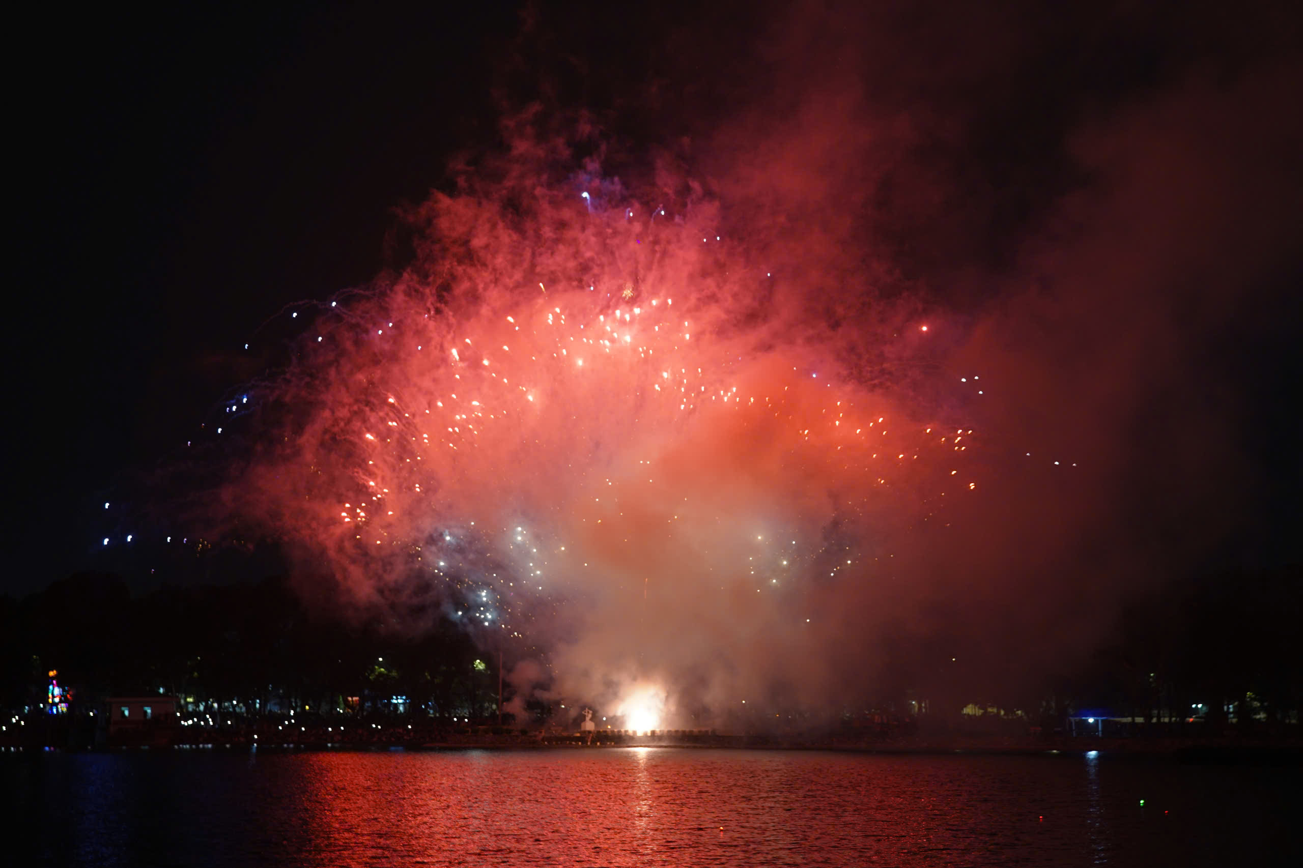 Người d&acirc;n H&agrave; Nội m&atilde;n nh&atilde;n đ&ecirc;m ph&aacute;o hoa ch&agrave;o 2026- Ảnh 8.