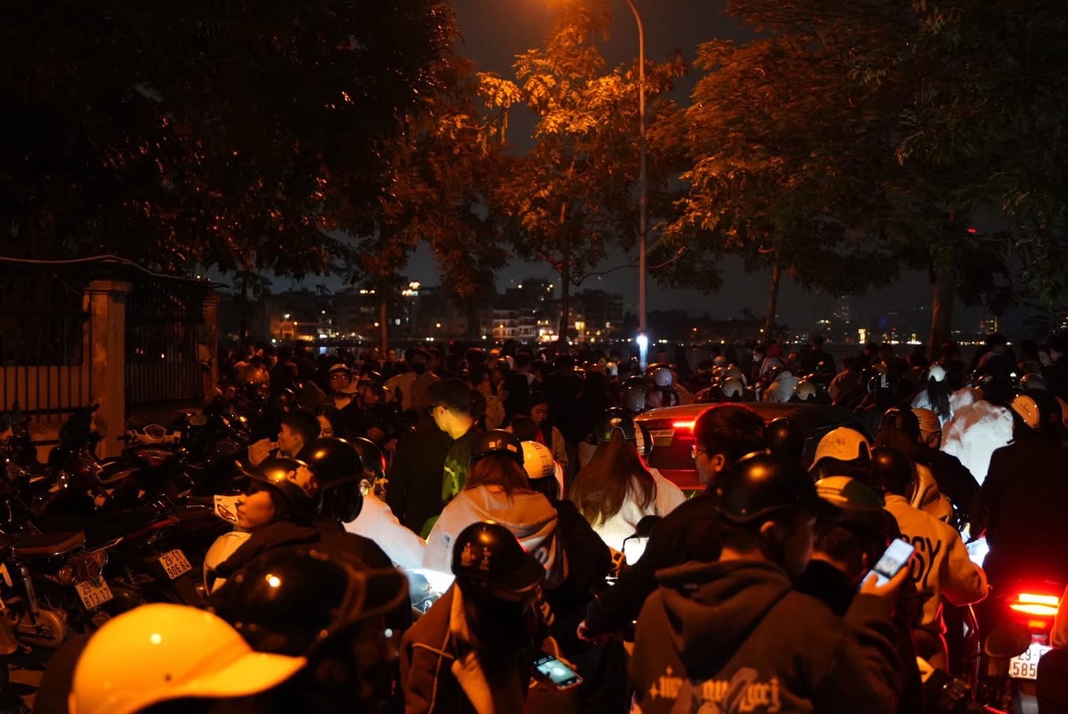 Người d&acirc;n H&agrave; Nội m&atilde;n nh&atilde;n đ&ecirc;m ph&aacute;o hoa ch&agrave;o 2026- Ảnh 6.