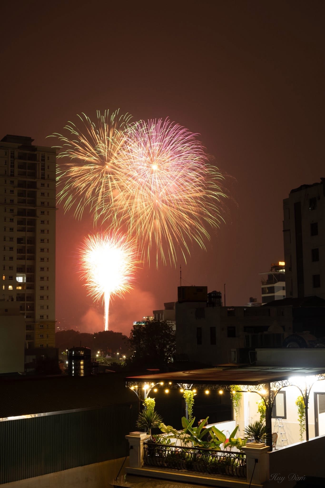 Người d&acirc;n H&agrave; Nội m&atilde;n nh&atilde;n đ&ecirc;m ph&aacute;o hoa ch&agrave;o 2026- Ảnh 7.