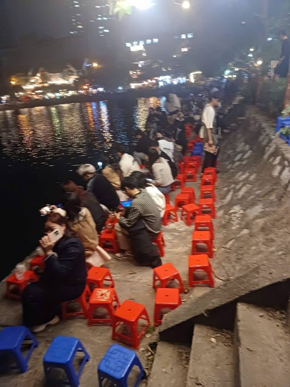 Người d&acirc;n H&agrave; Nội m&atilde;n nh&atilde;n đ&ecirc;m ph&aacute;o hoa ch&agrave;o 2026- Ảnh 3.