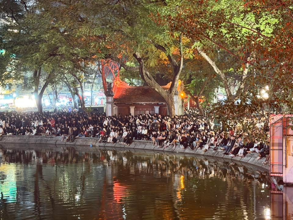 Người d&acirc;n H&agrave; Nội m&atilde;n nh&atilde;n đ&ecirc;m ph&aacute;o hoa ch&agrave;o 2026- Ảnh 2.